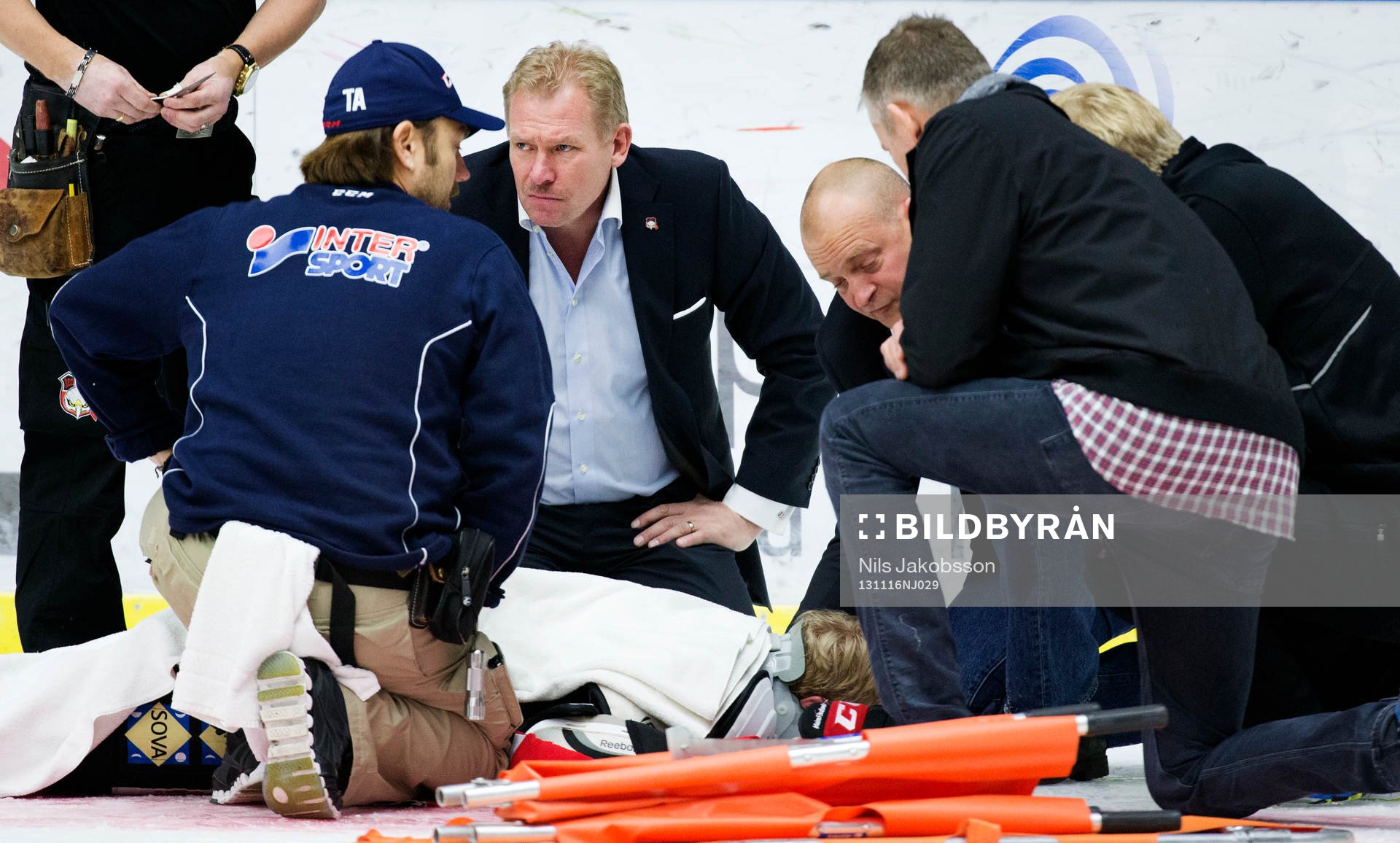 Malmö Redhawks sportchef och VD Patrik Sylvegård hjälper