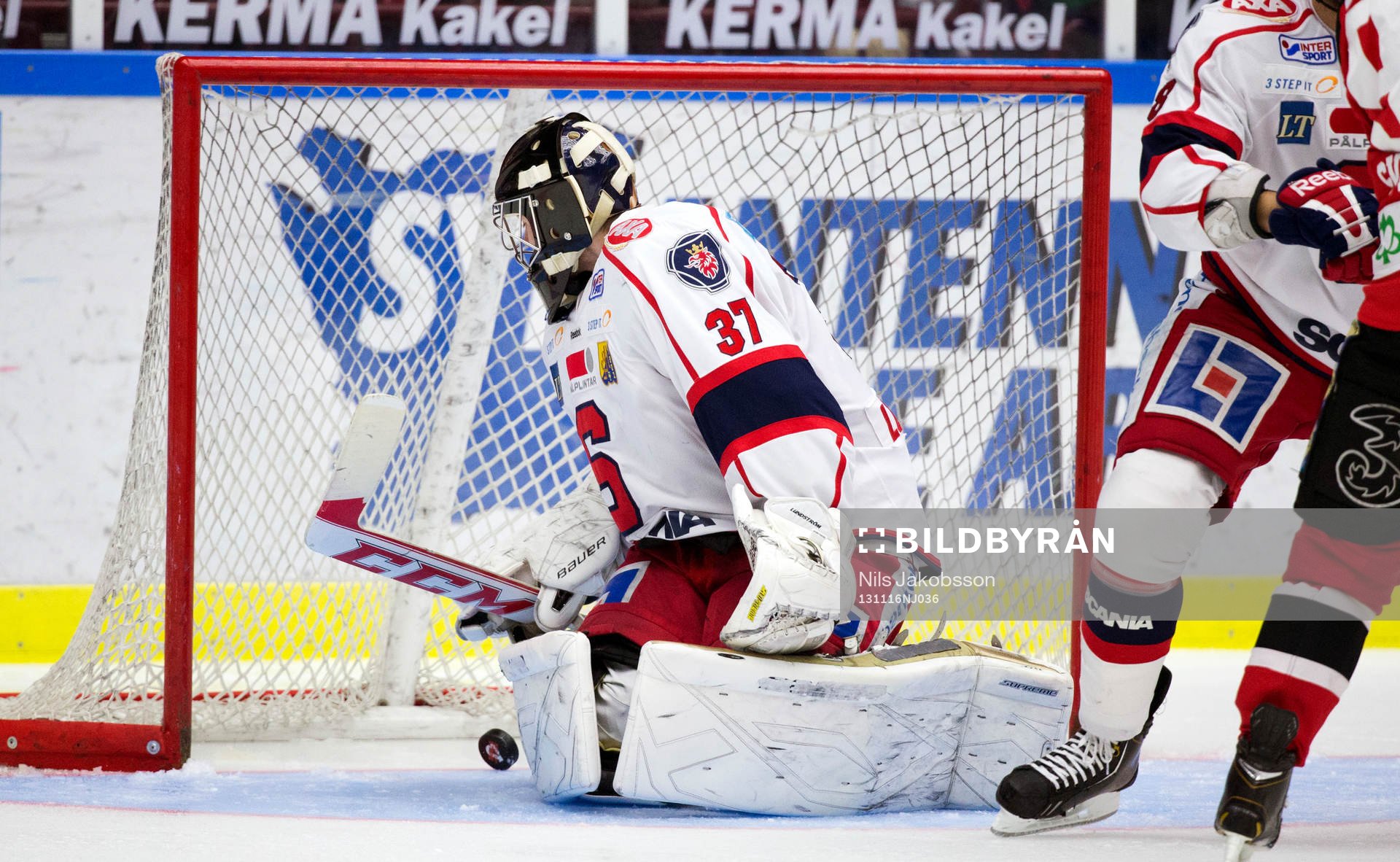Södertälje målvakt Niklas Lundström ser pucken rulla i