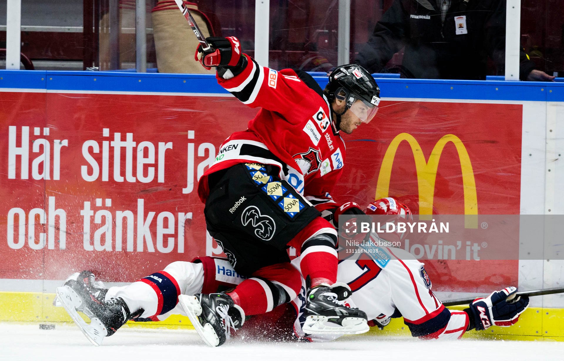 Malmö Redhawks Joey Tentute trycker till Södertälje