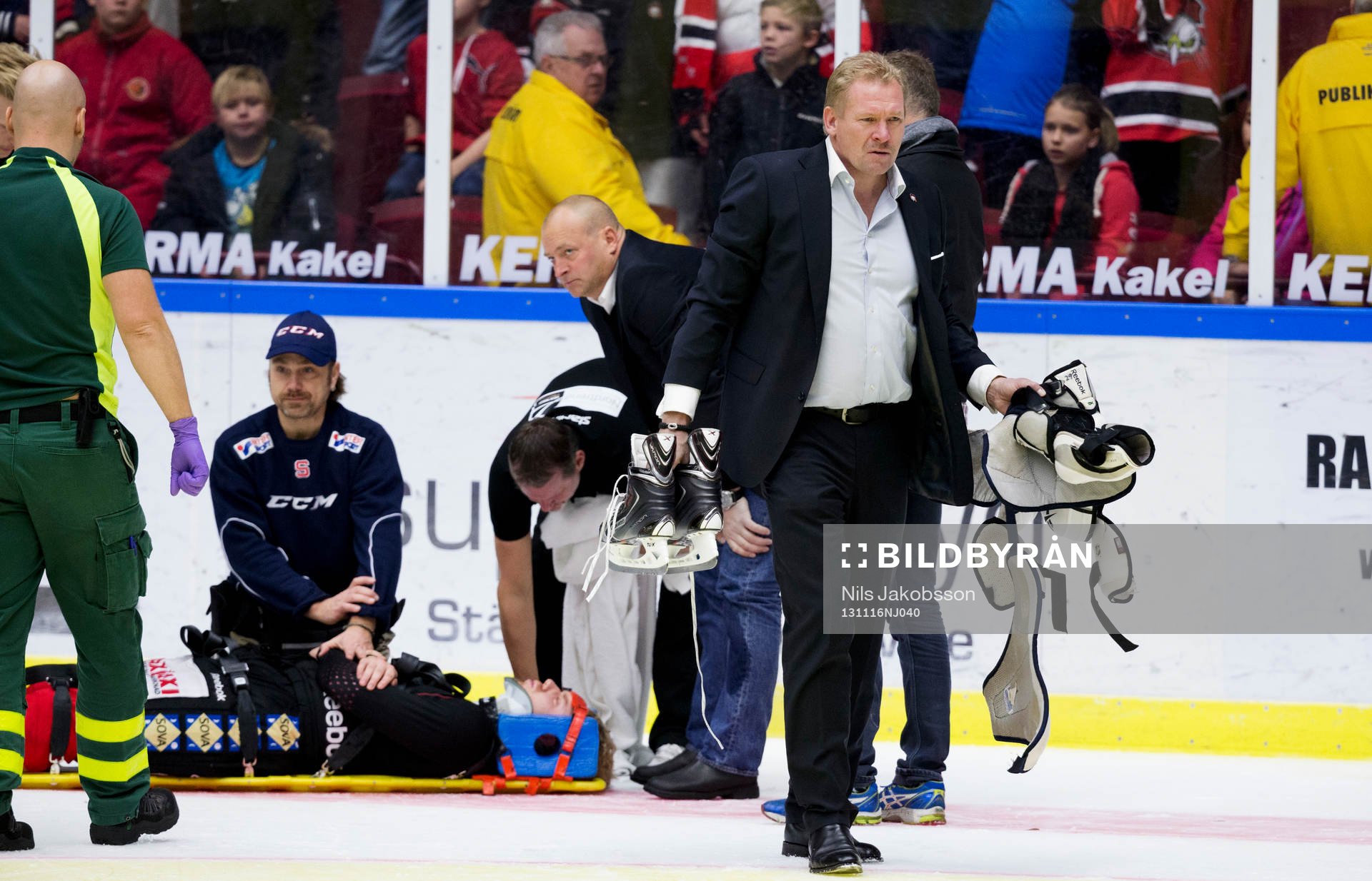 Malmö Redhawks sportchef och VD Patrik Sylvegård hjälper