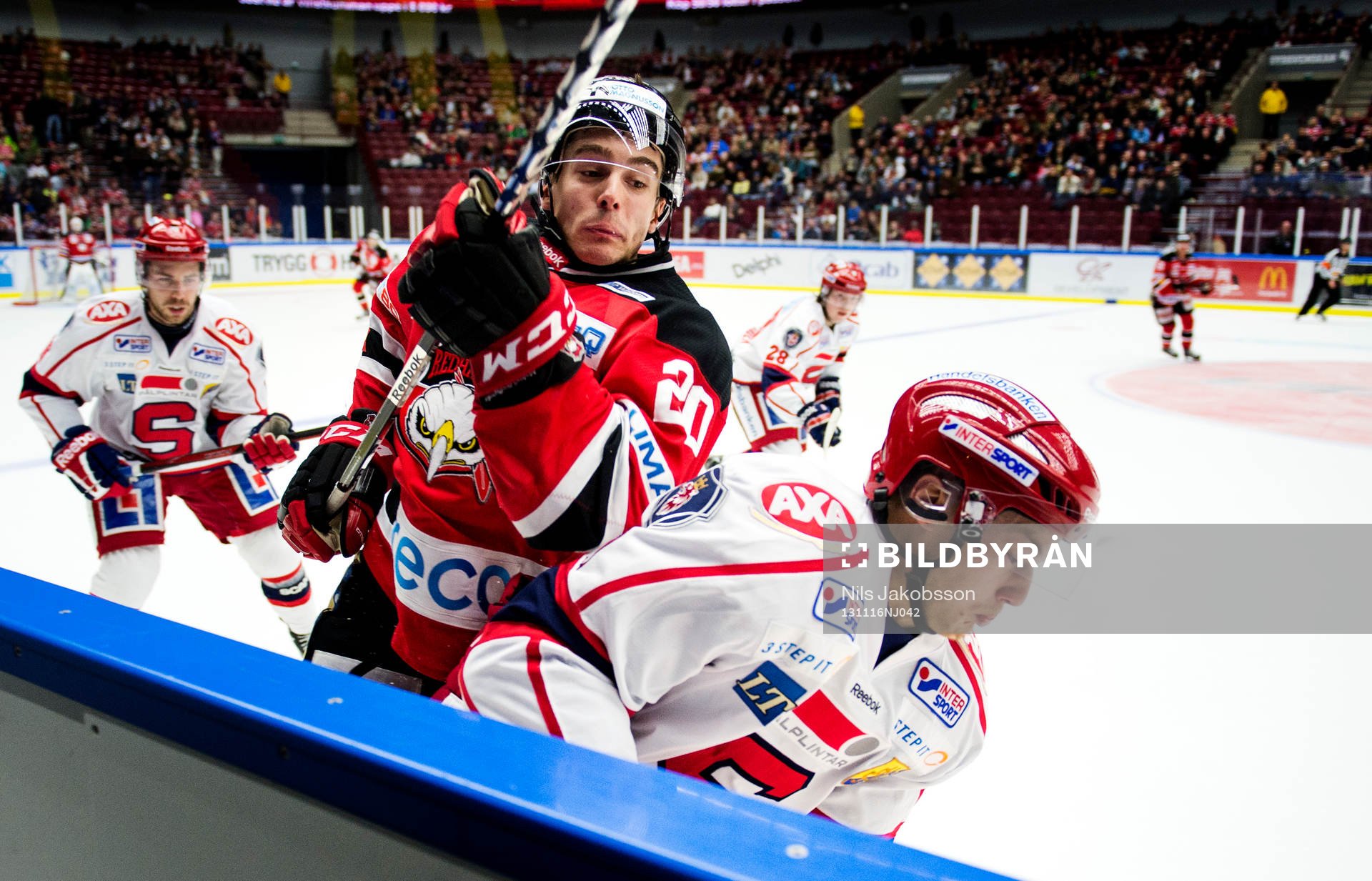 Malmö Redhawks målvakt Olle Wallberg tacklar Södertälje