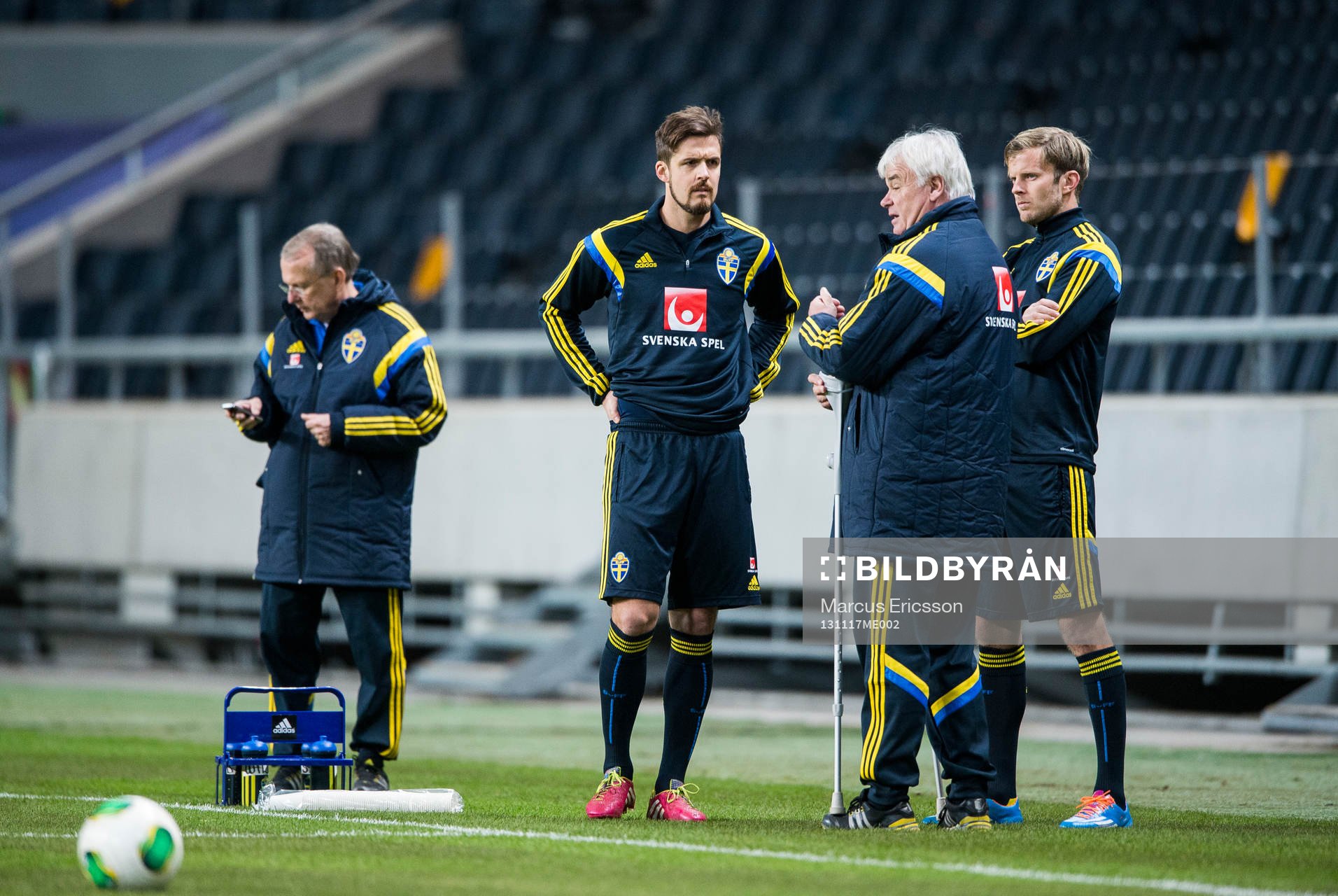 Mittbackarna Per Nilsson och Mikael Antonsson pratar med