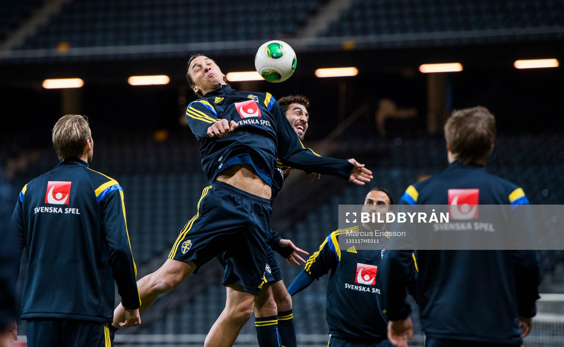 Zlatan Ibrahimovic och Jimmy Durmaz i nickduell