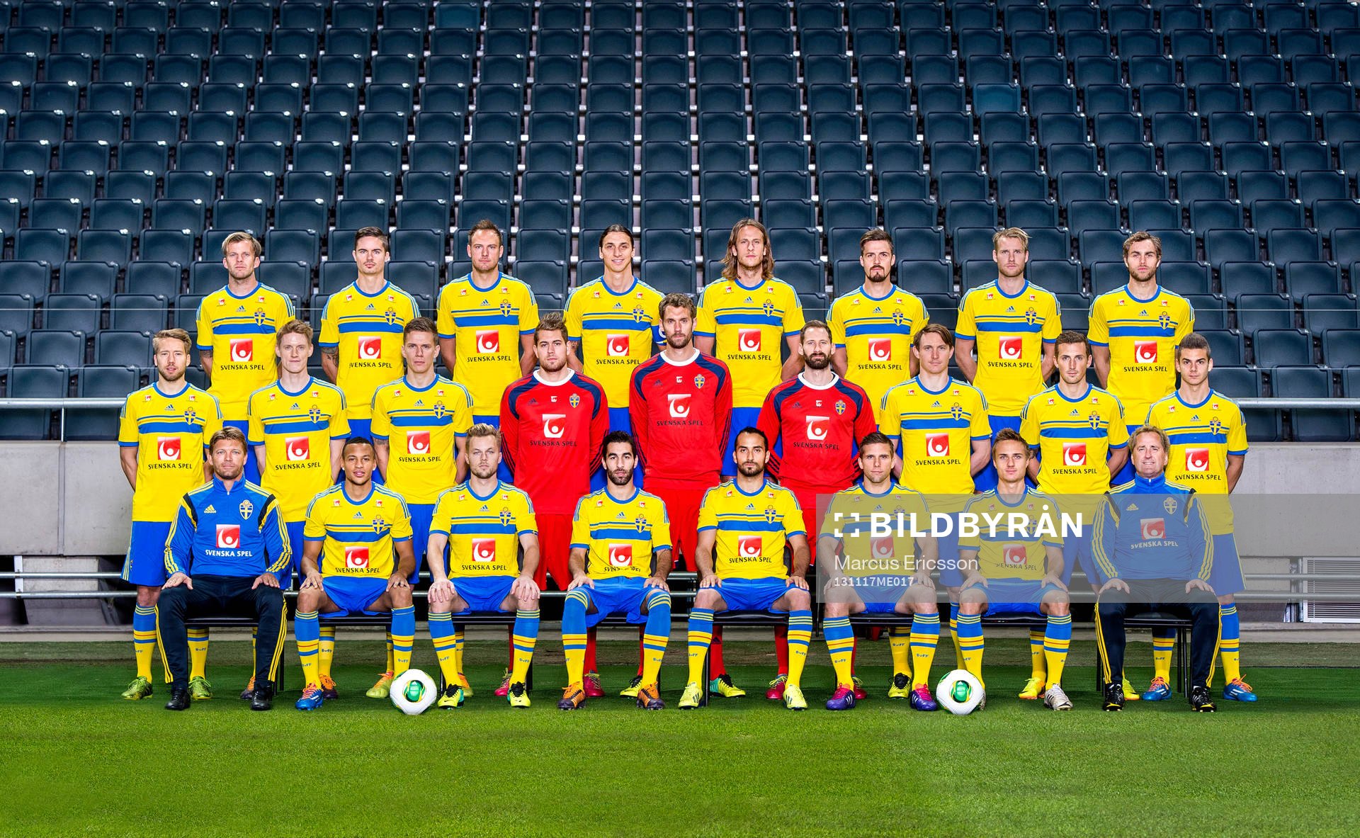 Lagbild på Sveriges landslag i fotboll. Bak fr.v. Mikael Antonsson, Mikael Lustig, Andreas Granqvist, Zlatan Ibrahimovic, Jonas Olsson, Per Nilsson, Ola Toivonen, Johan Elmander. Mitten fr.v. Adam Johansson, Rasmus Elm, Pontus Wernbloom, Kristoffer Nordfeldt, målvakt, Andreas Isaksson, målvakt, Johan Wiland, målvakt, Kim Källström, Alexander Gerndt, Alexander Kacaniklic. Fram fr.v. players manager Marcus Allbäck, Martin Olsson, Sebastian Larsson, Jimmy Durmaz, Erkan Zengin, Anders Svensson, Pierre Bengtsson och förbundskapten Erik Hamrén den 17 november 2013 i Stockholm.