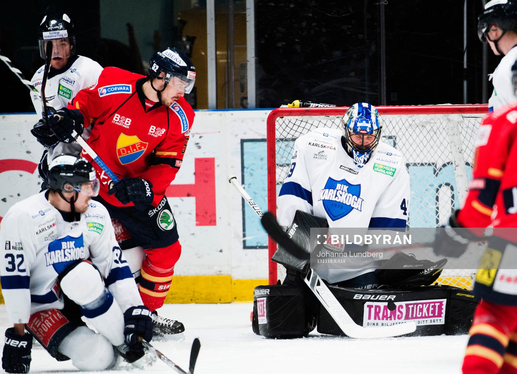 Mikael Ahlén ser hur Karlskogas målvakt Justin Pogge