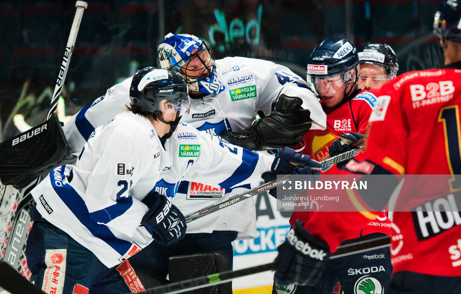 Karlskogas målvakt Justin Pogge ger Henrik Eriksson  en