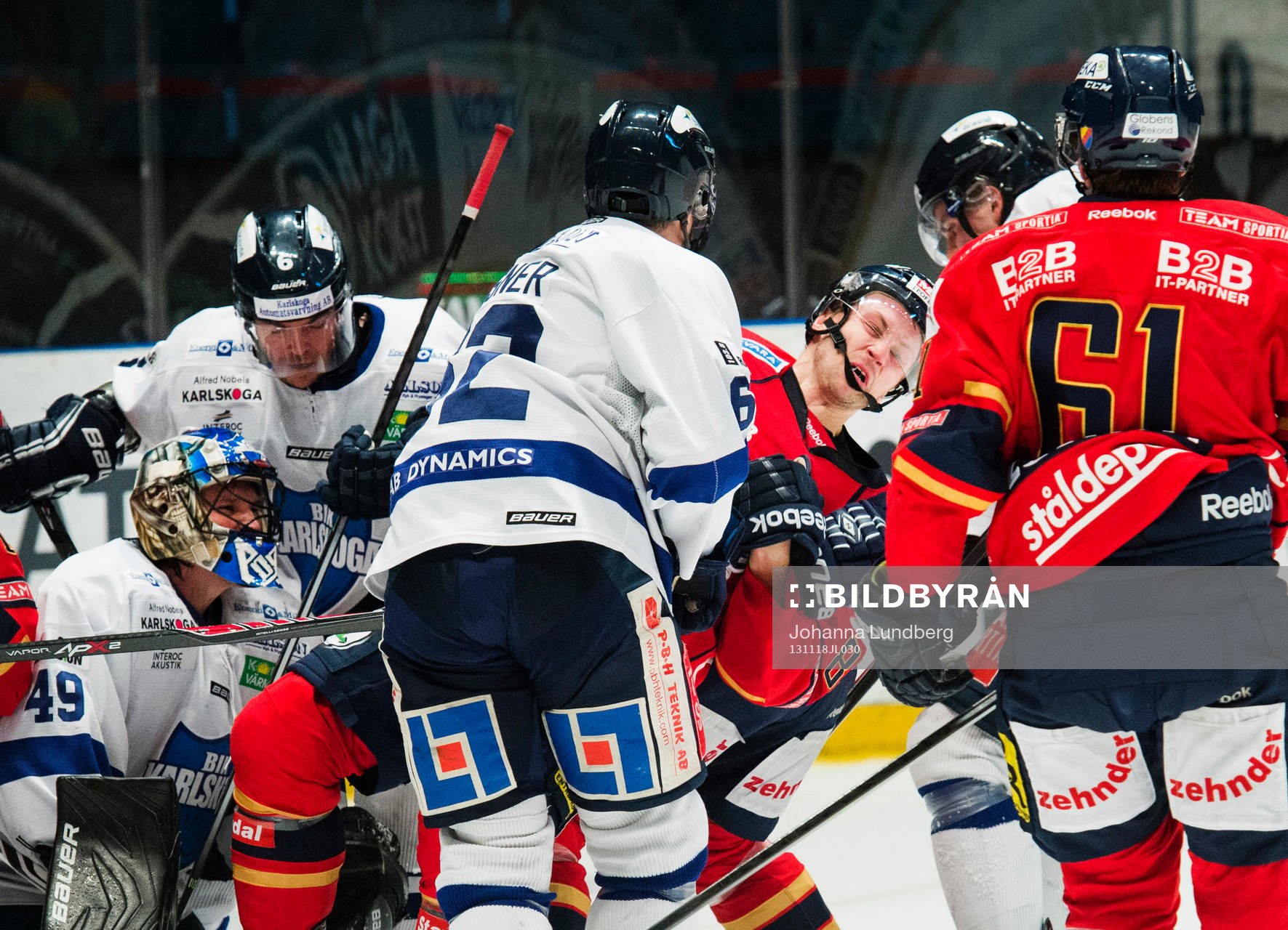 Dustin Johner  framför Karlskogas mål