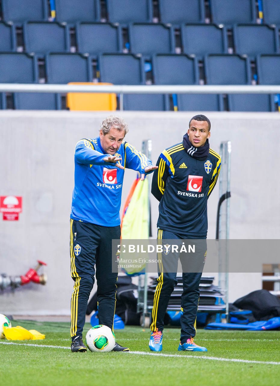 Förbundskapten Erik Hamrén pratar med Martin Olsson innan