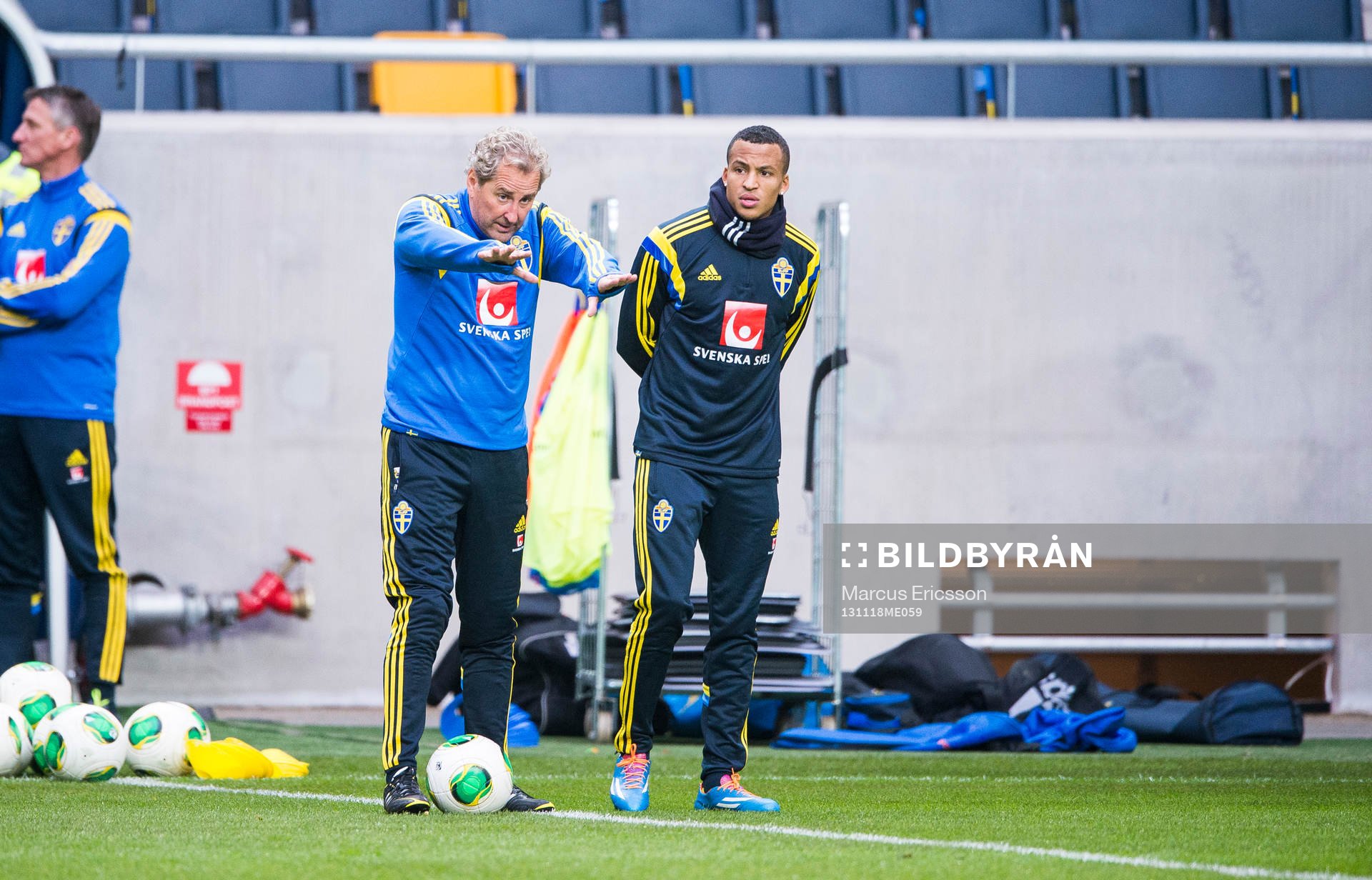 Förbundskapten Erik Hamrén pratar med Martin Olsson innan