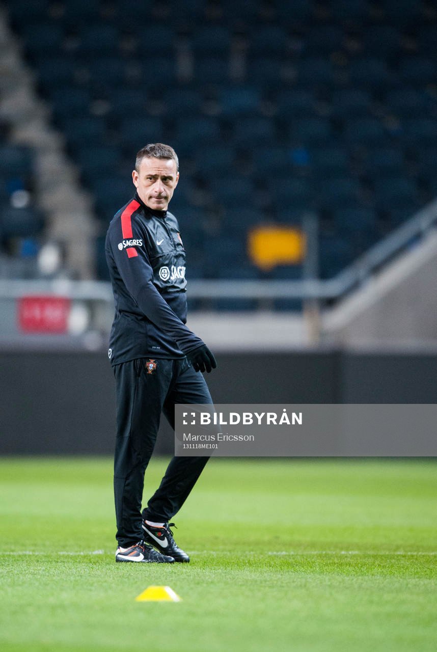 Förbundskapten Paulo Bento under Portugals träning den 18 november 2013 i Stockholm.
