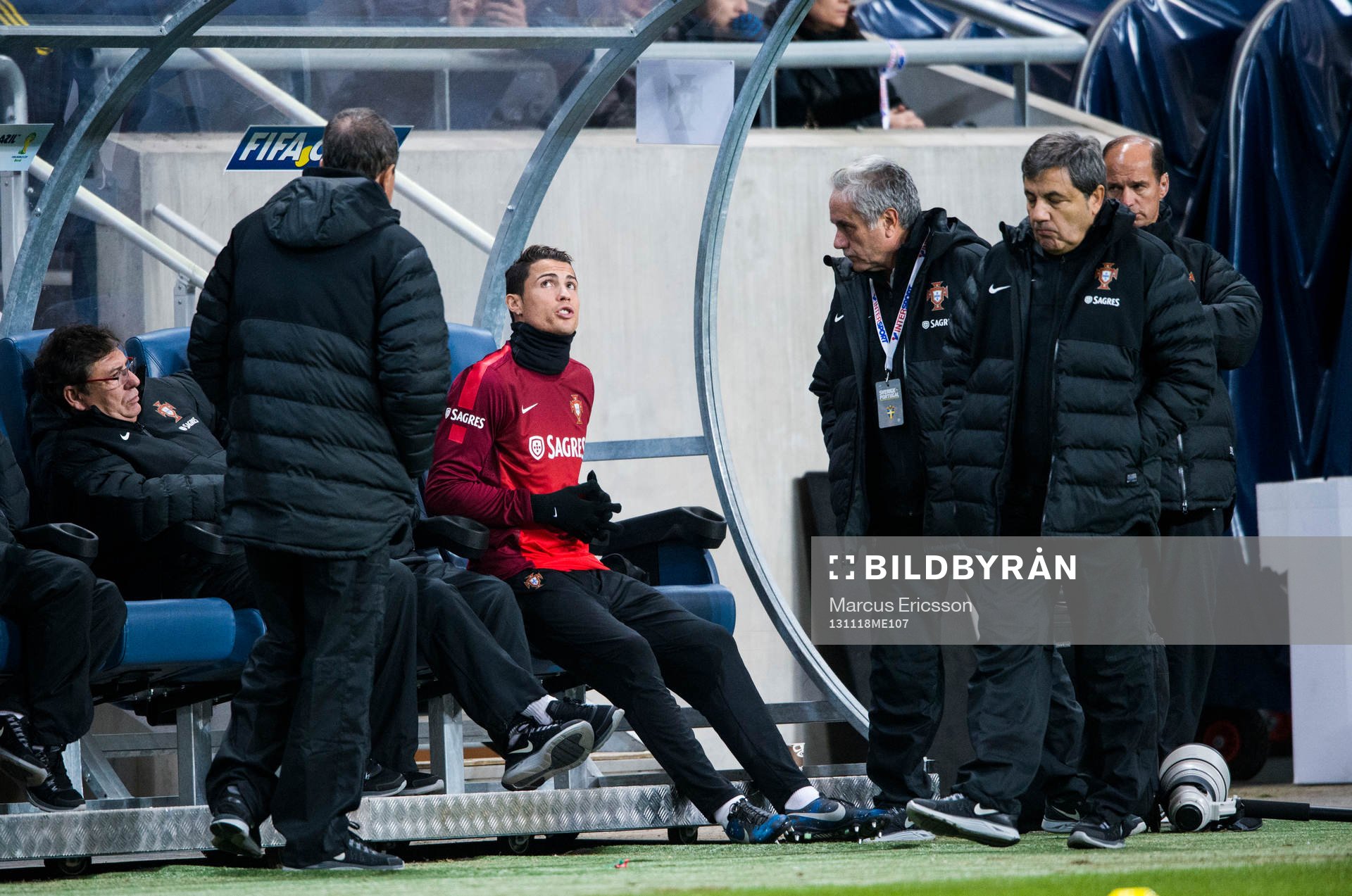Cristiano Ronaldo kollar in arenan
