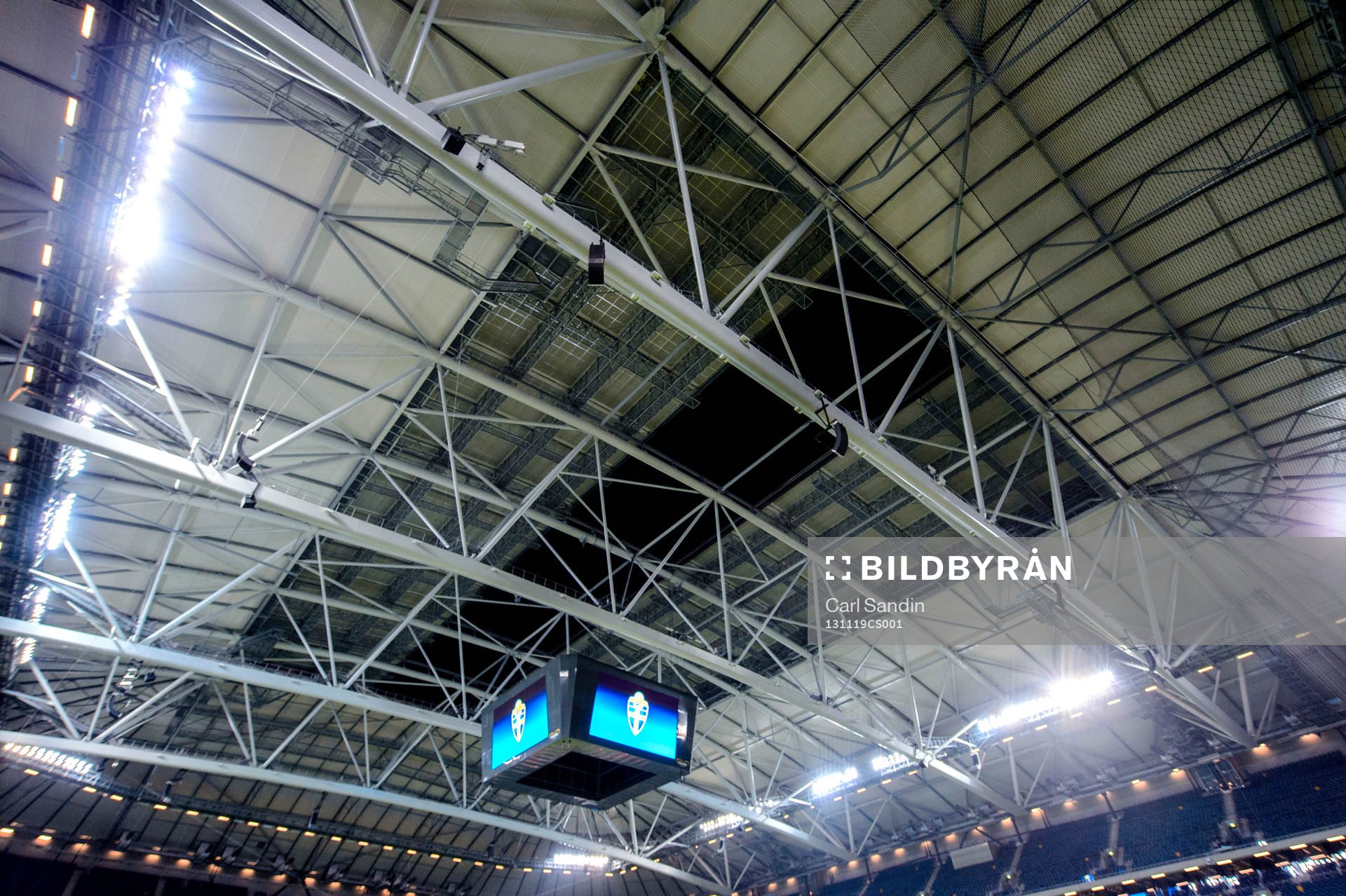 Taket öppnas på Friends Arena innan playoff-matchen i