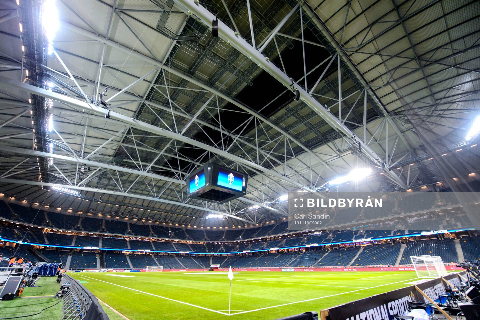 Taket öppnas på Friends Arena innan playoff-matchen i