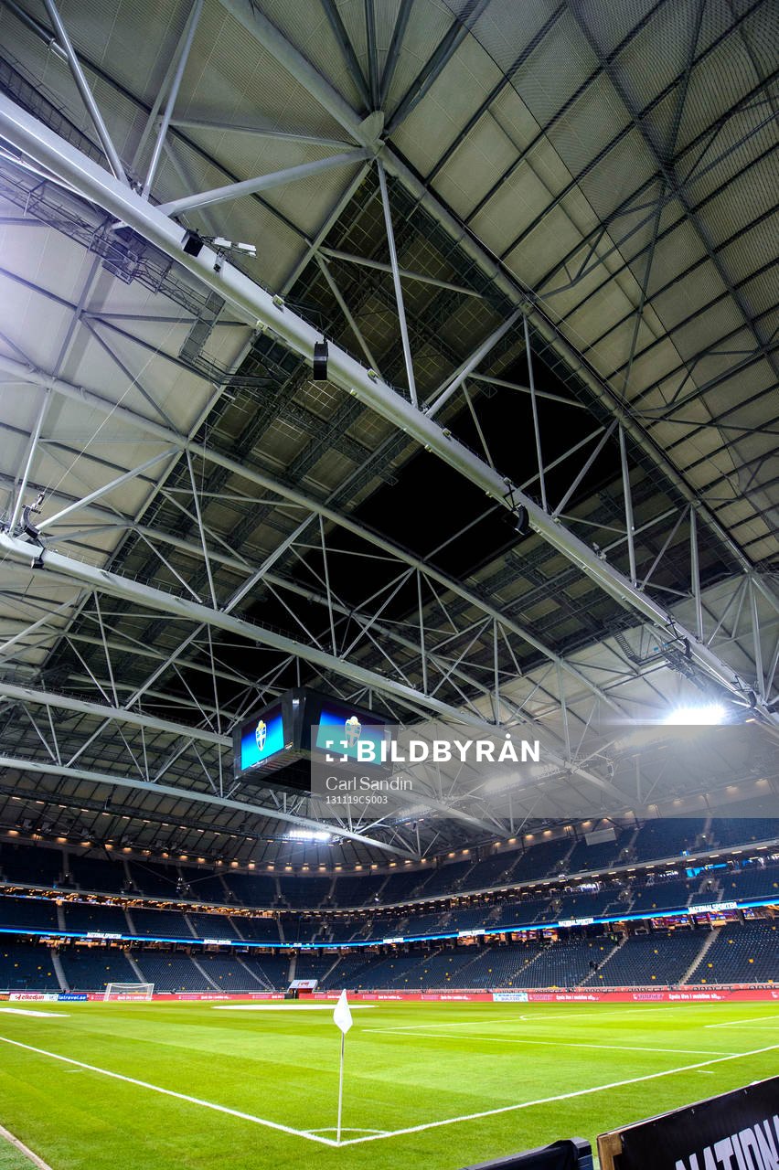 Taket öppnas på Friends Arena innan playoff-matchen i