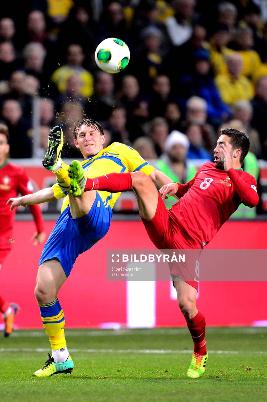 Sveriges Kim Källström i kamp om bollen med Portugals