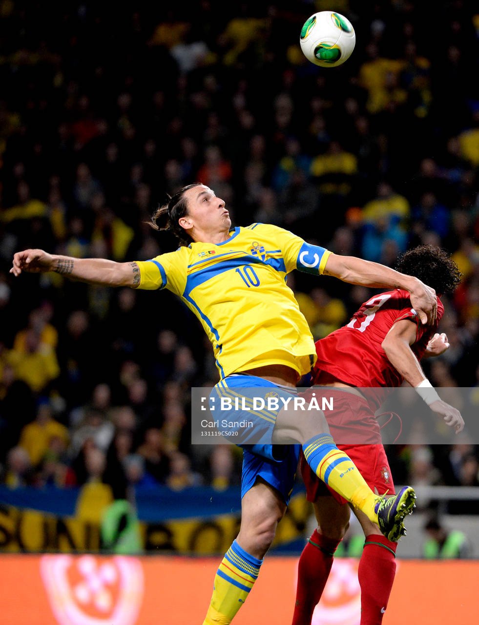 Sveriges Zlatan Ibrahimovic i kamp om bollen med Portugals
