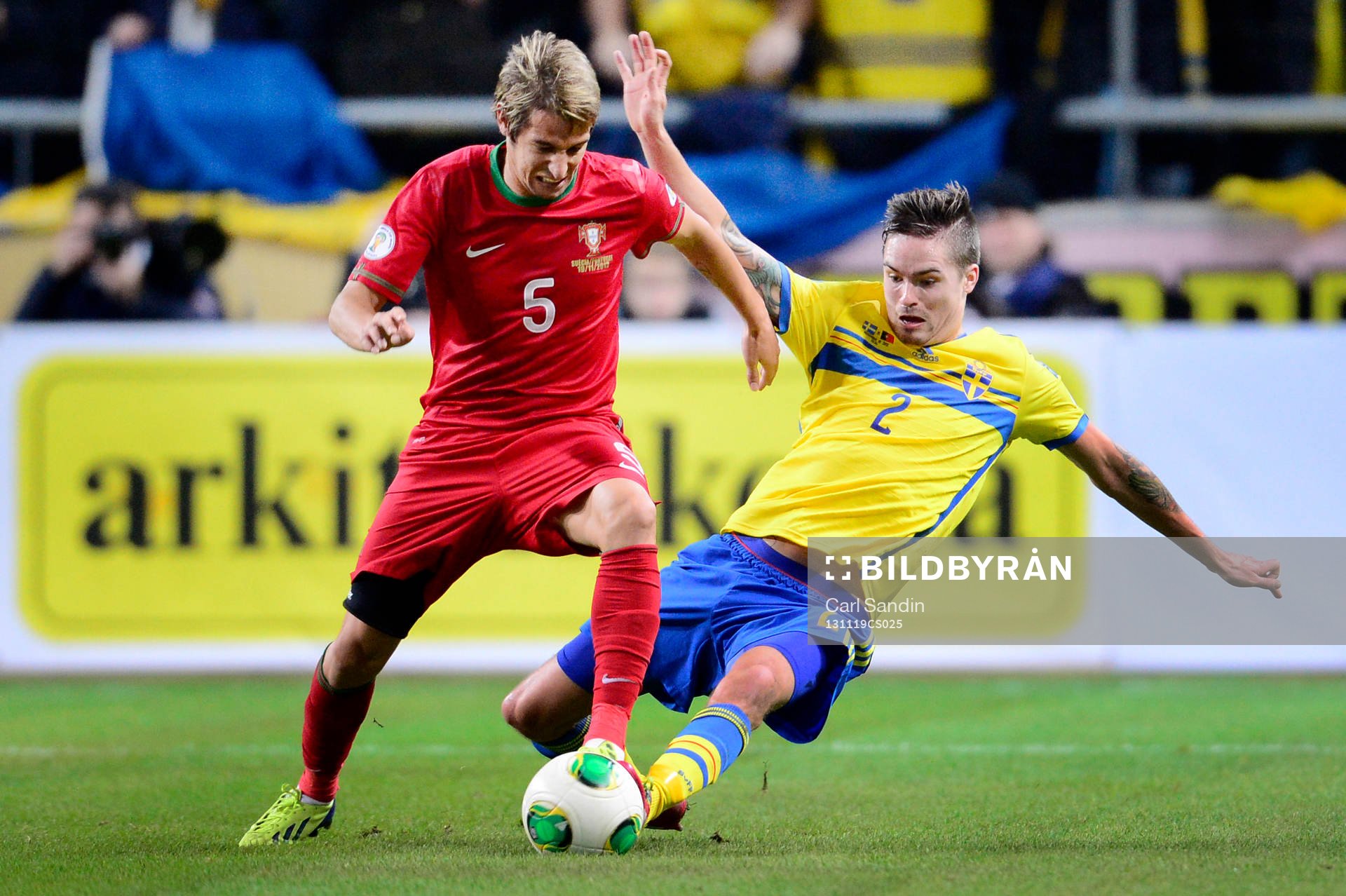 Portugals Fabio Coentrâo och Sveriges Mikael Lustig