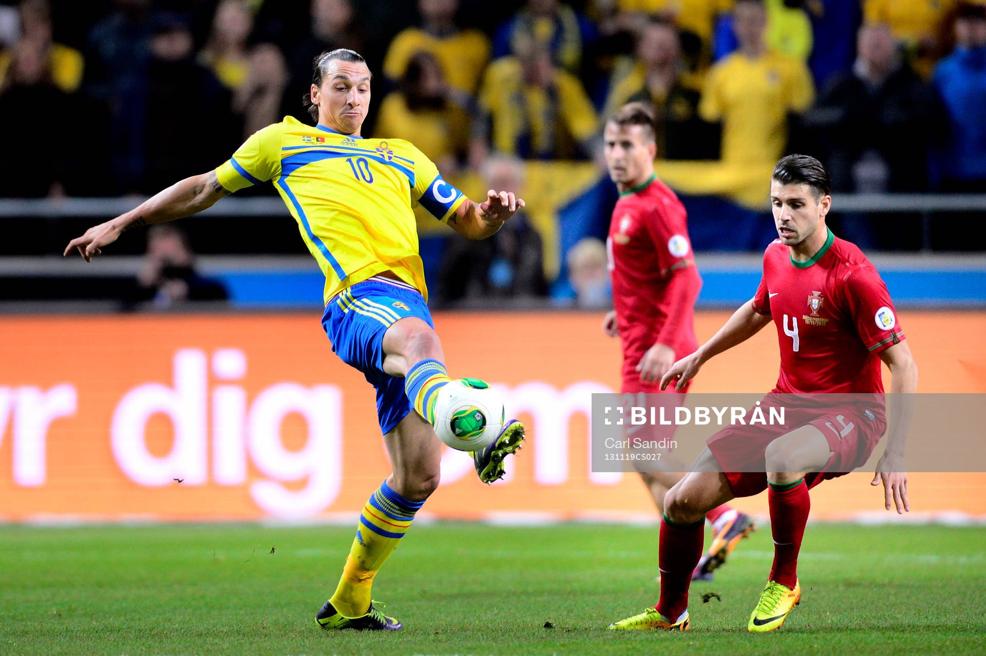 Sveriges Zlatan Ibrahimovic når bollen framför Portugals