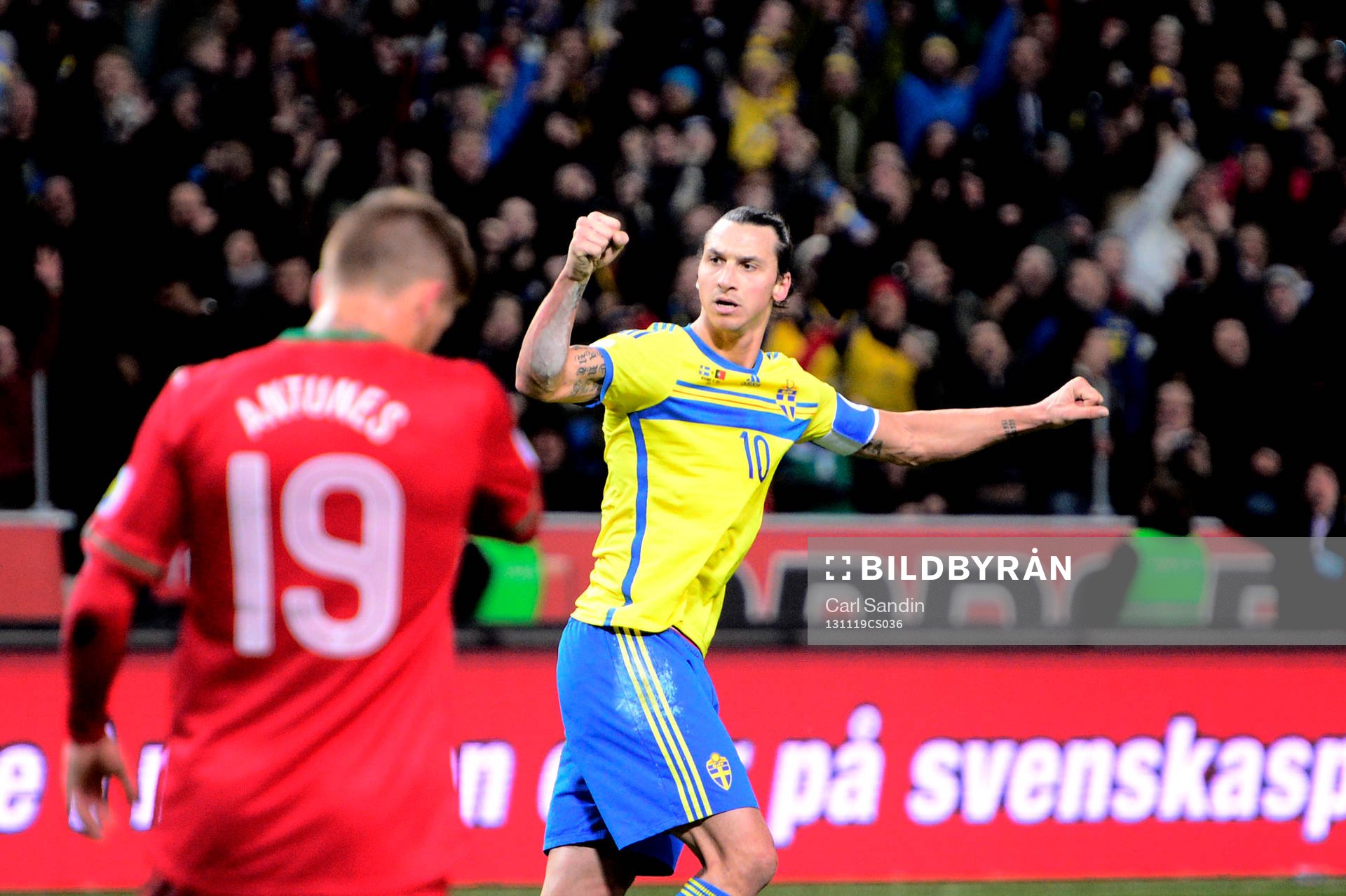 Sveriges Zlatan Ibrahimovic jublar efter 2-1 under playoff-matchen i VM-kvalet mellan Sverige och Portugal den 19 november 2013 i Stockholm.