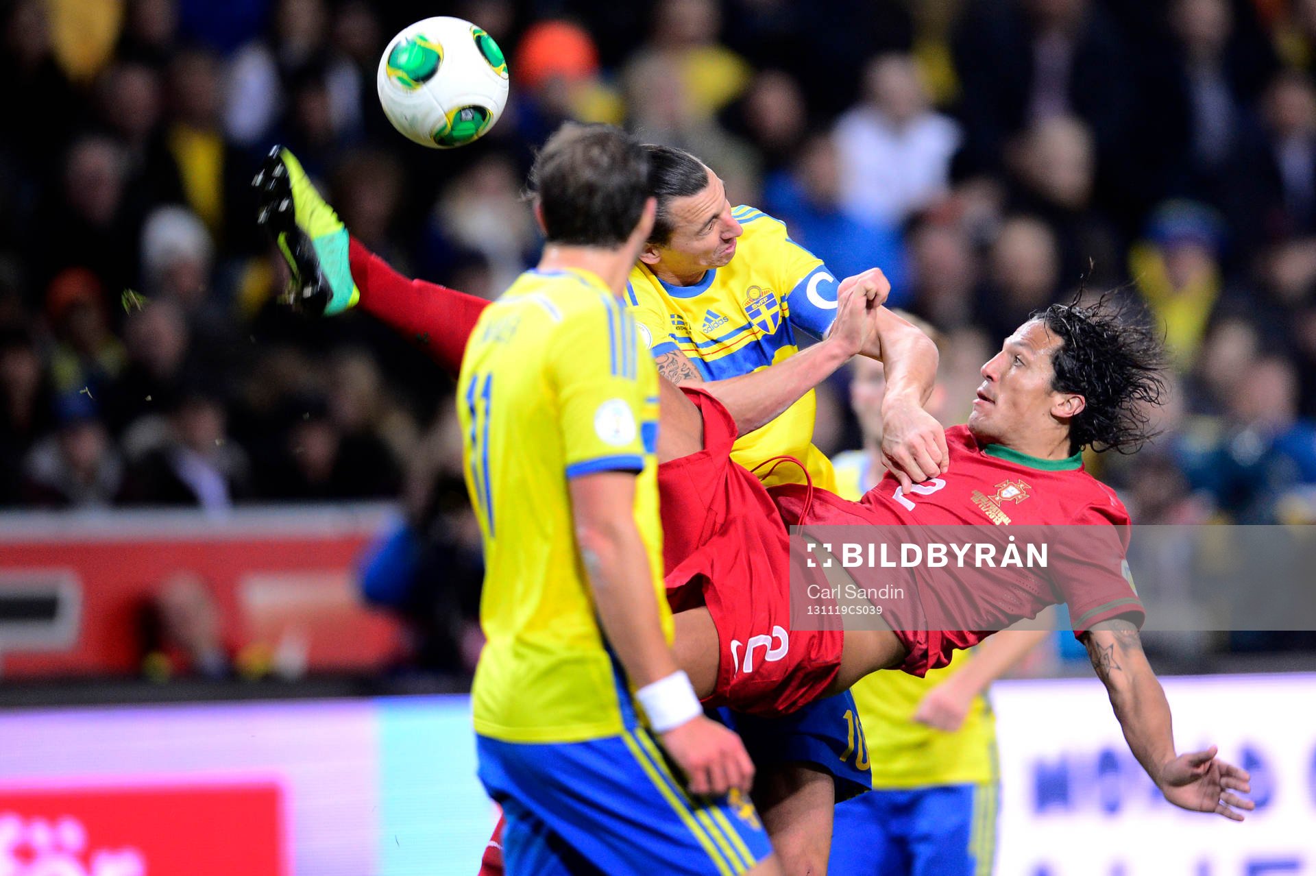 Sveriges Zlatan Ibrahimovic och Portugals Bruno Alves