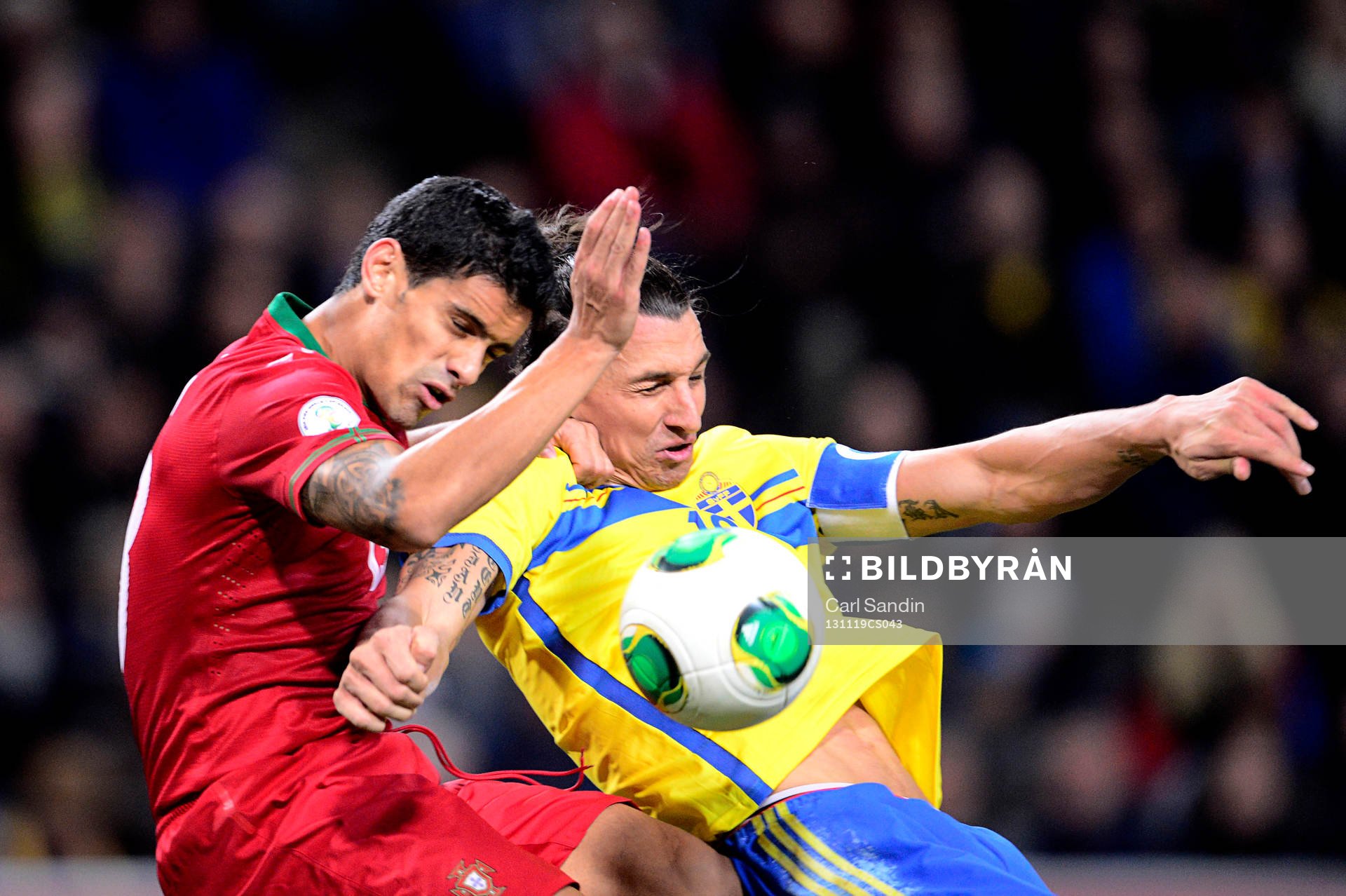 Portugals Ricardo Costa och Sveriges Zlatan Ibrahimovic