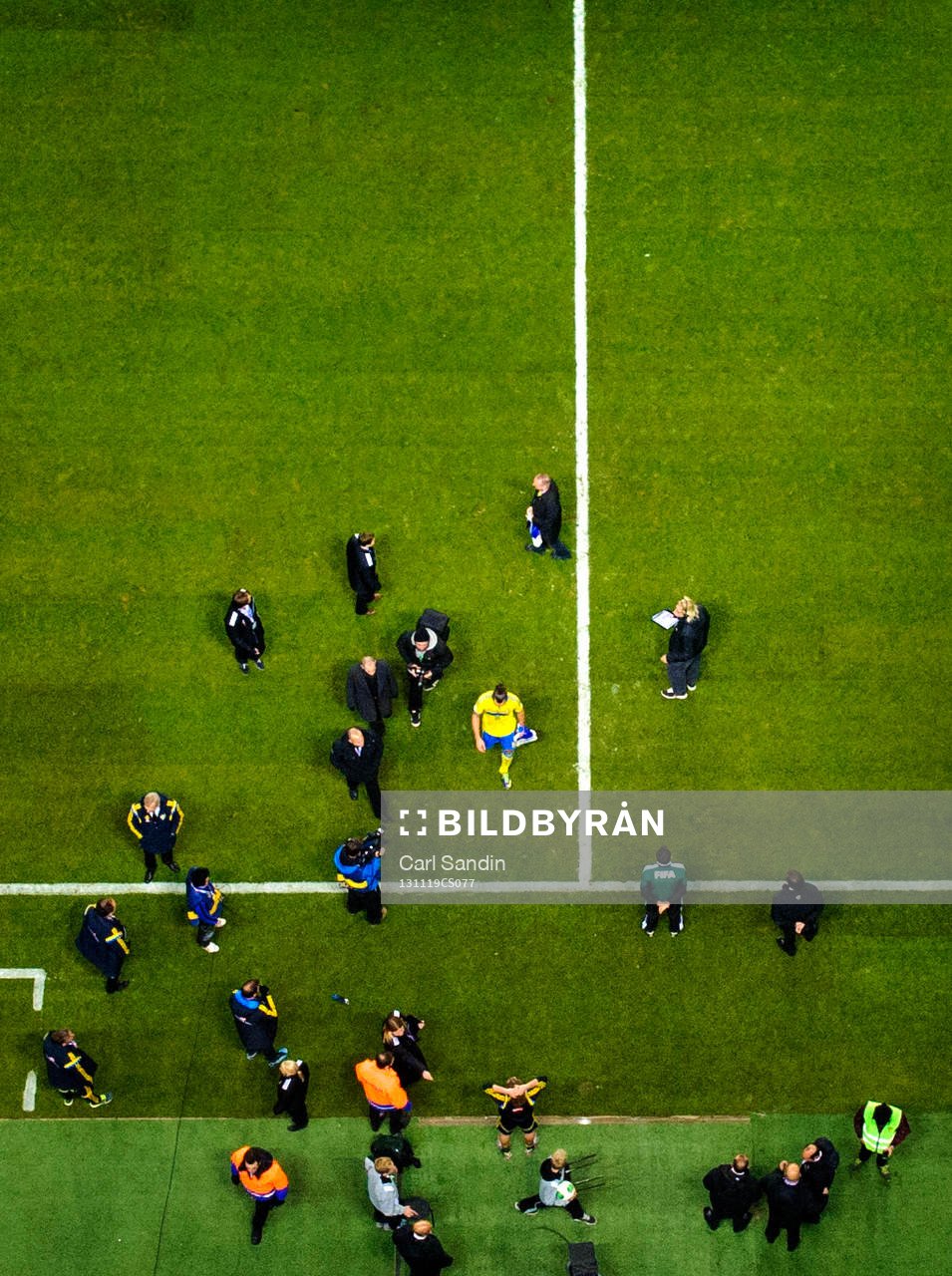 Sveriges Zlatan Ibrahimovic lämnar planen