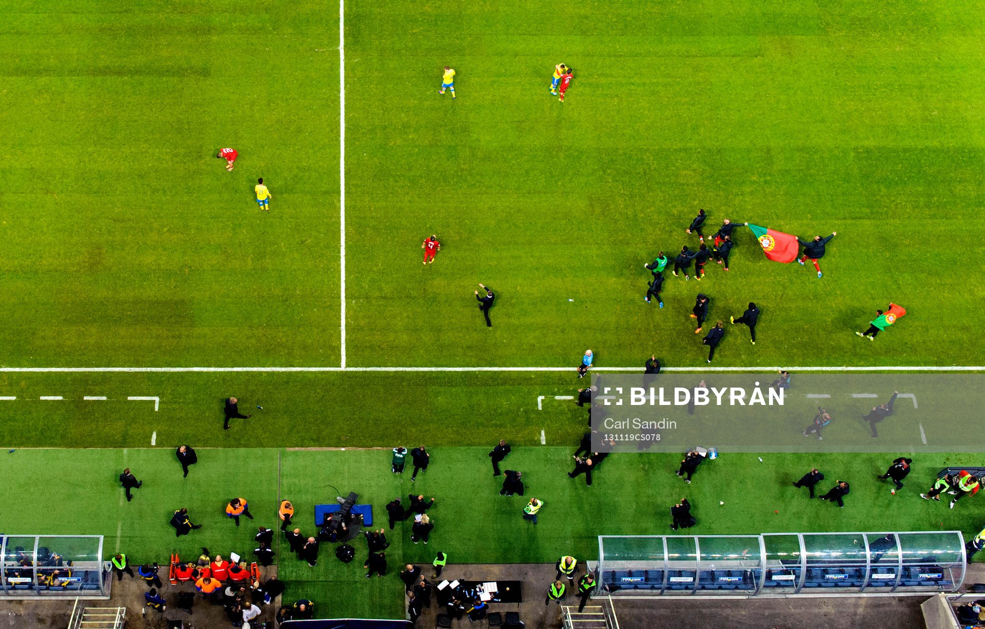 Portugals spelare stormar planen