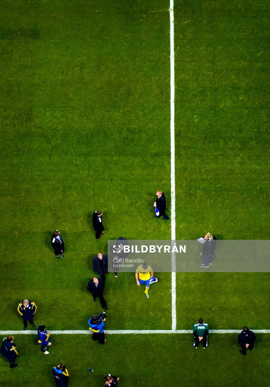 Sveriges Zlatan Ibrahimovic lämnar planen