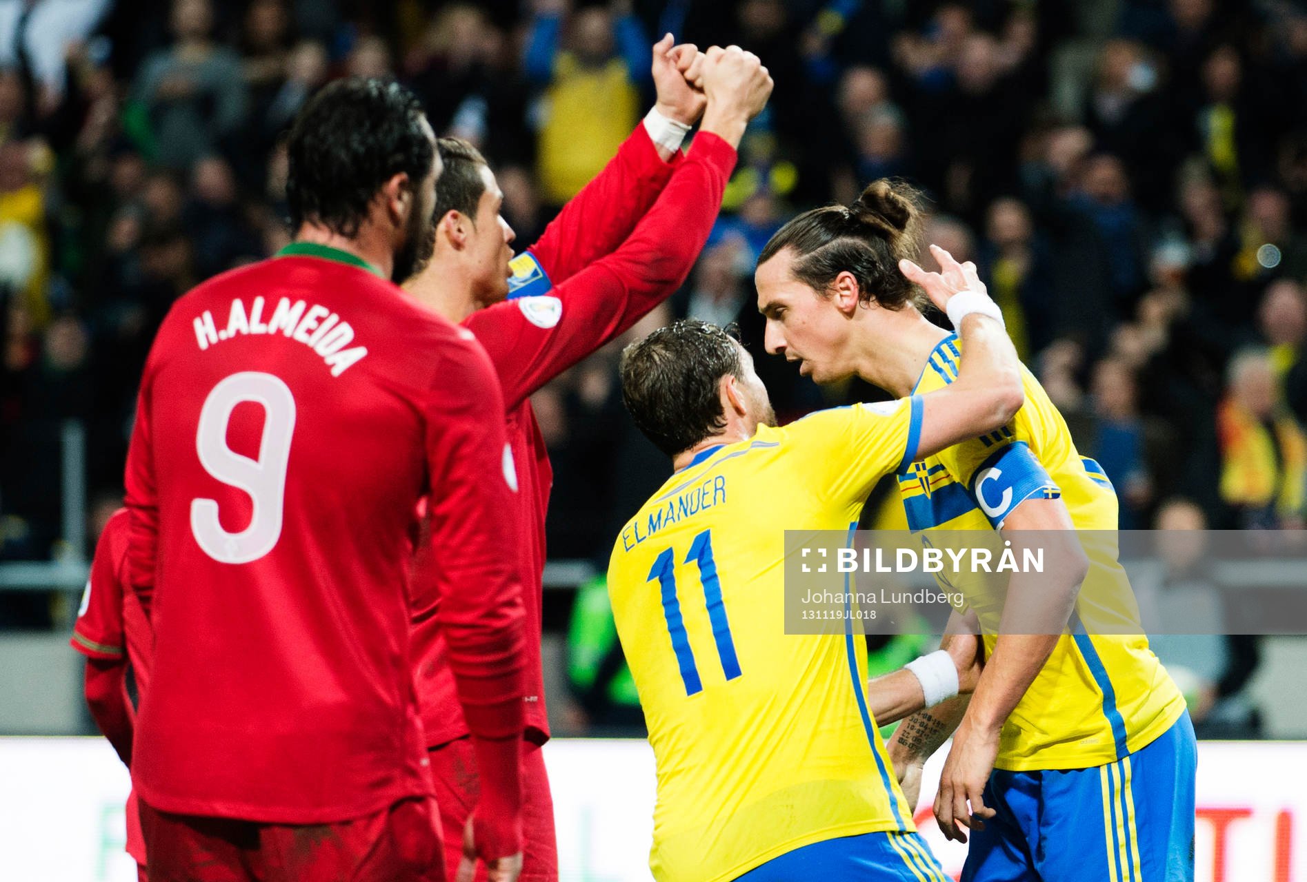 Johan Elmander och Zlatan Ibrahimovic jublar efter 1-1 under playoff-matchen i VM-kvalet mellan Sverige och Portugal den 19 november 2013 i Stockholm.