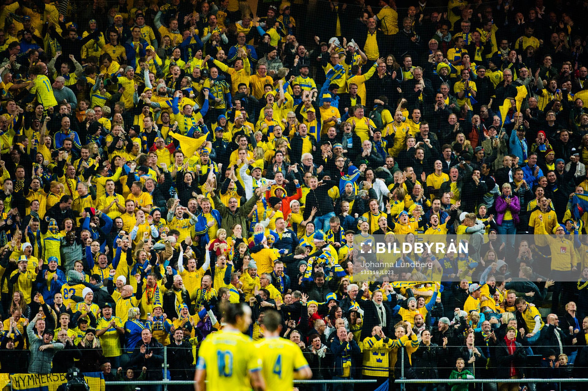 Svenska supportrarna jublar