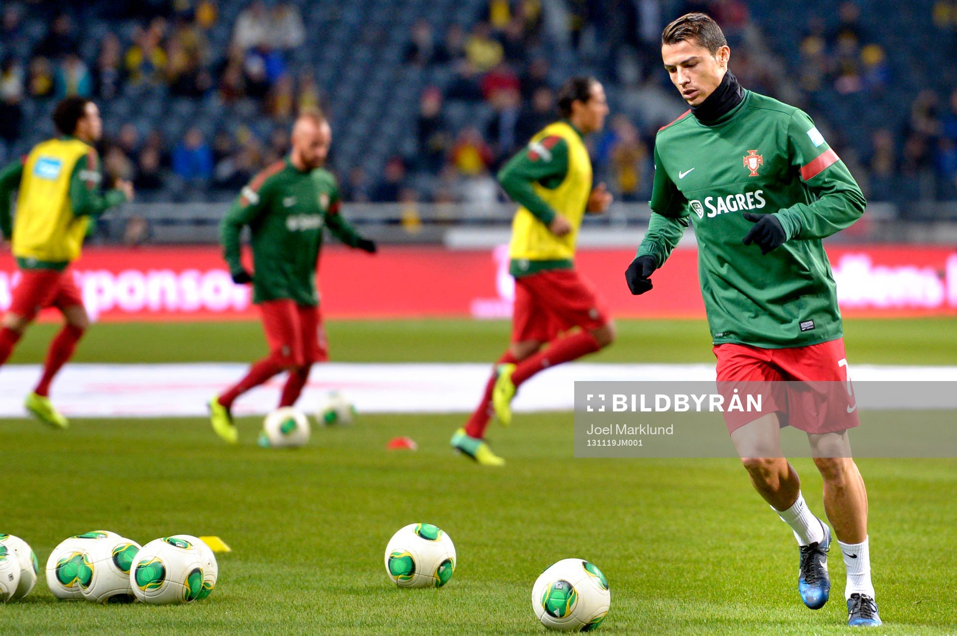 Portugals Cristiano Ronaldo värmer upp