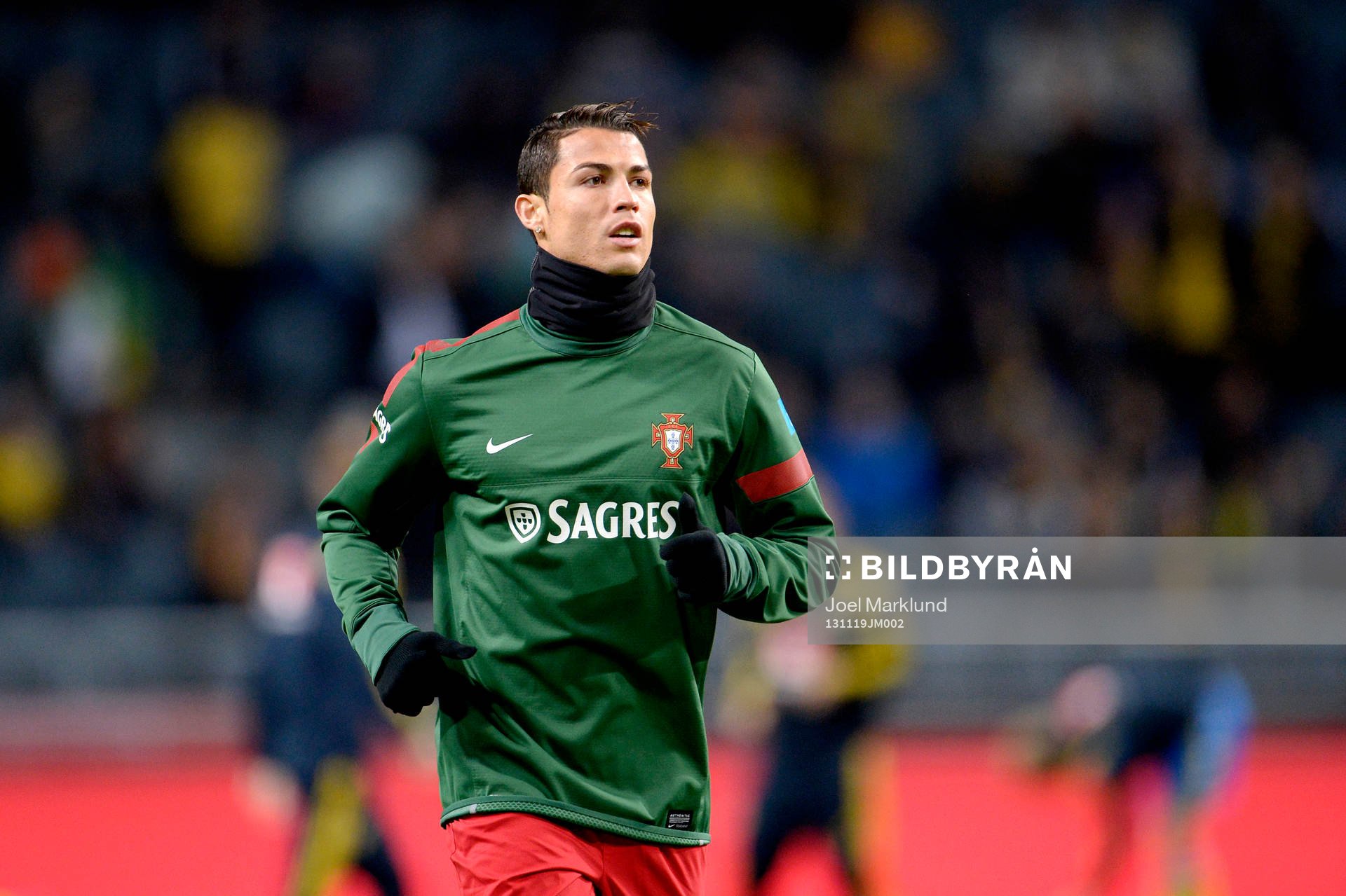 Portugals Cristiano Ronaldo värmer upp