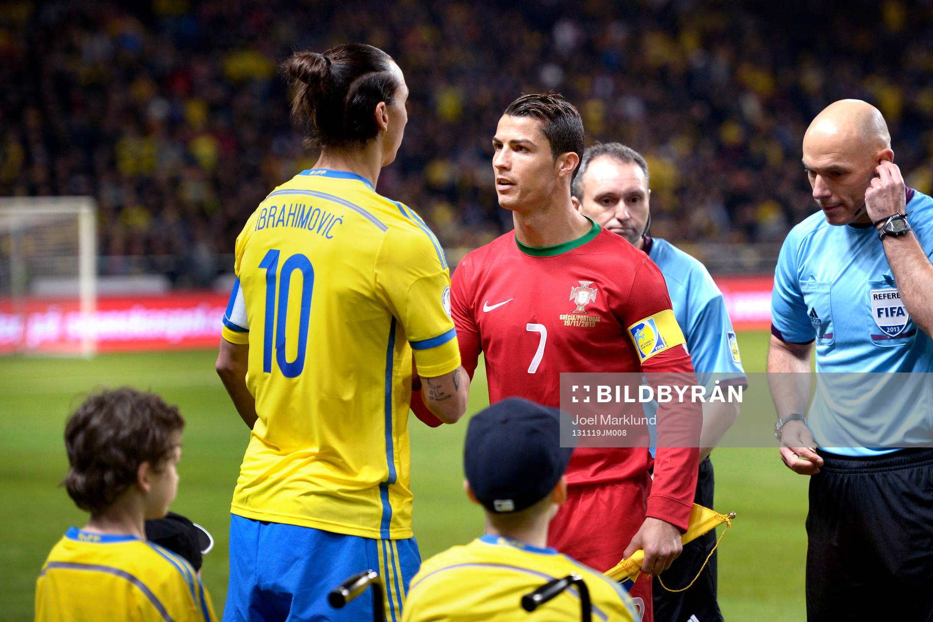 Sveriges Zlatan Ibrahimovic hälsar på Portugals Cristiano