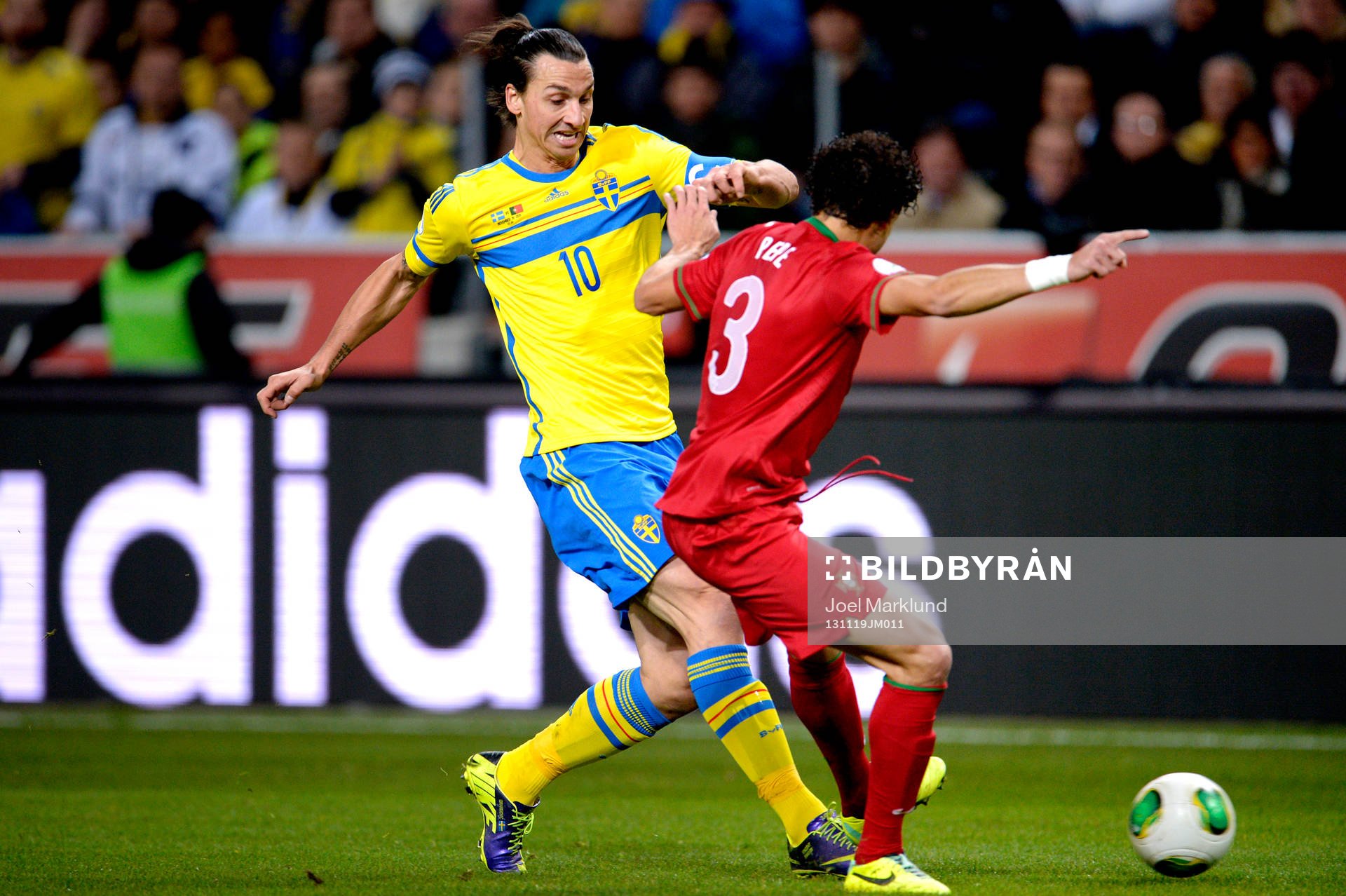 Sveriges Zlatan Ibrahimovic utmanar Portugals Pepe