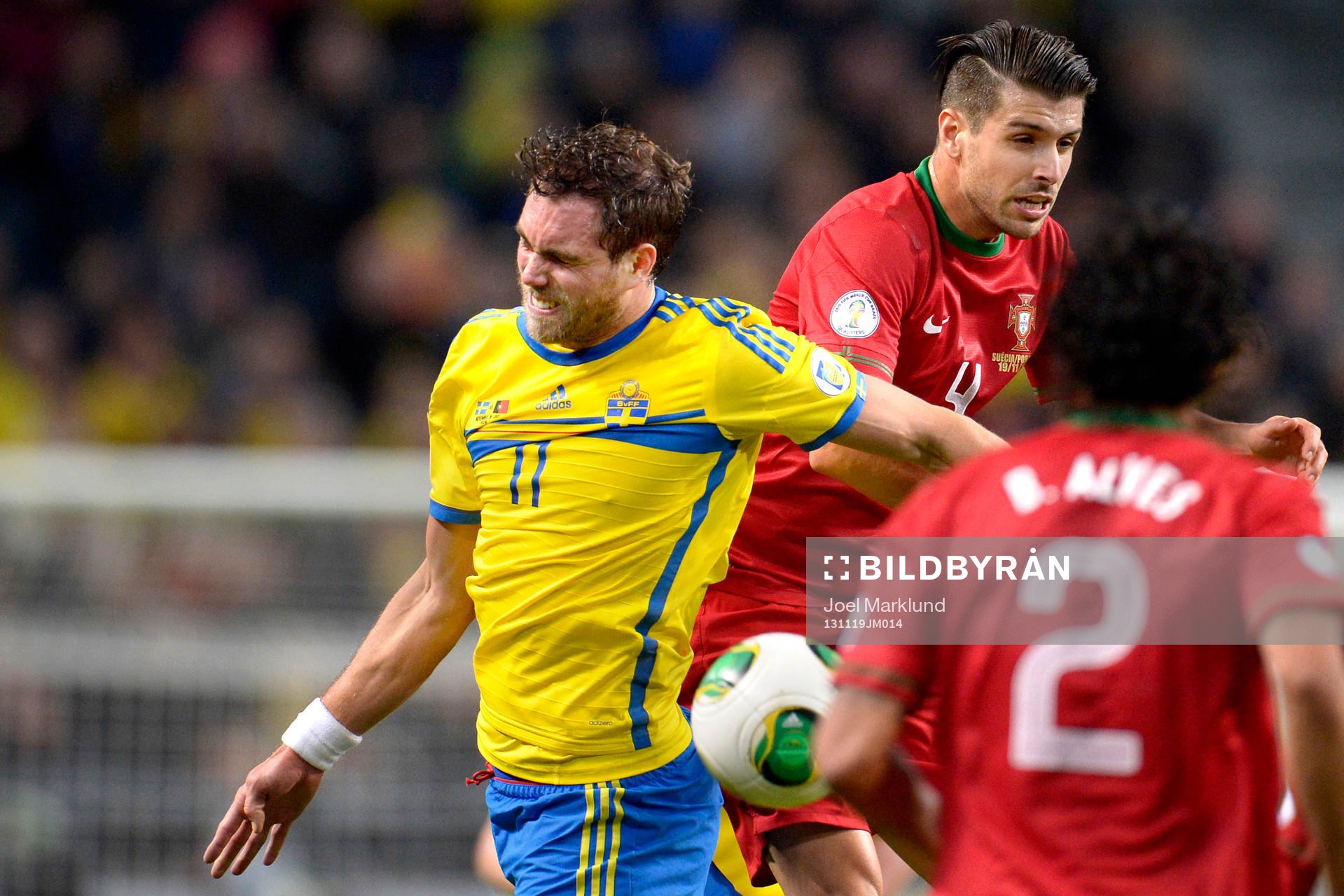 Sveriges Johan Elmander och Portugals Miguel Veloso