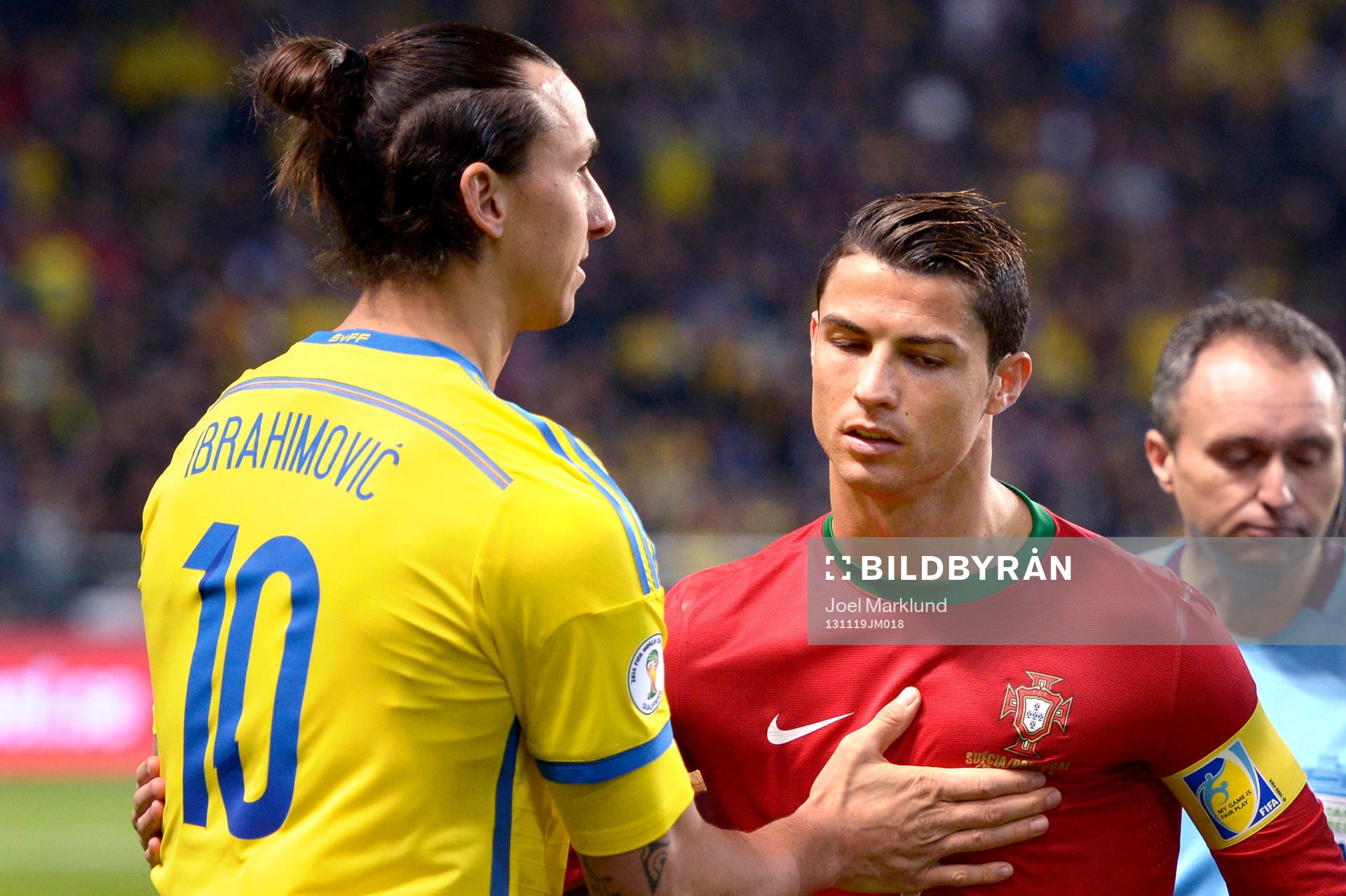 Sveriges Zlatan Ibrahimovic hälsar på Portugals Cristiano