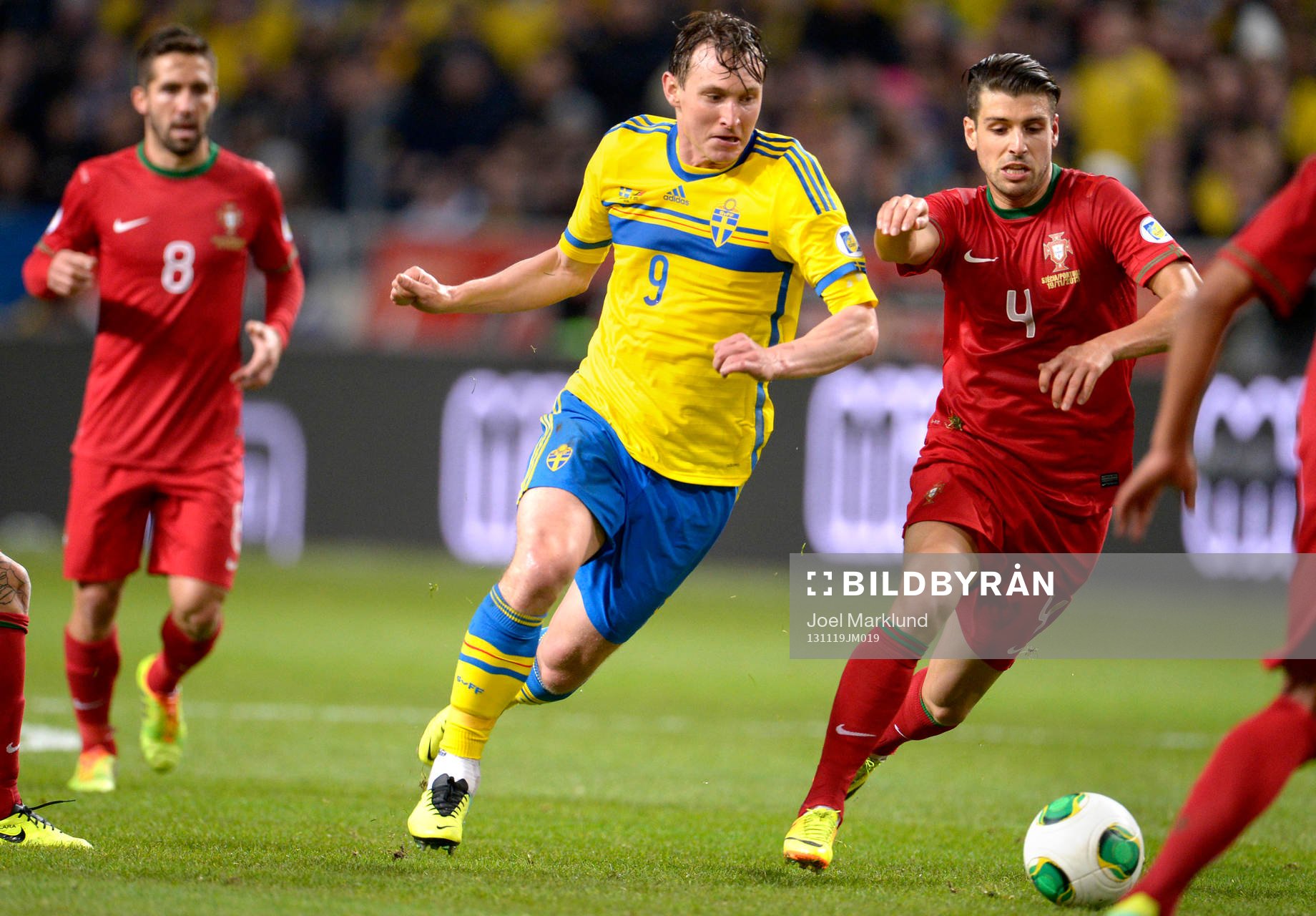 Sveriges Kim Källström jagar Portugals Miguel Veloso
