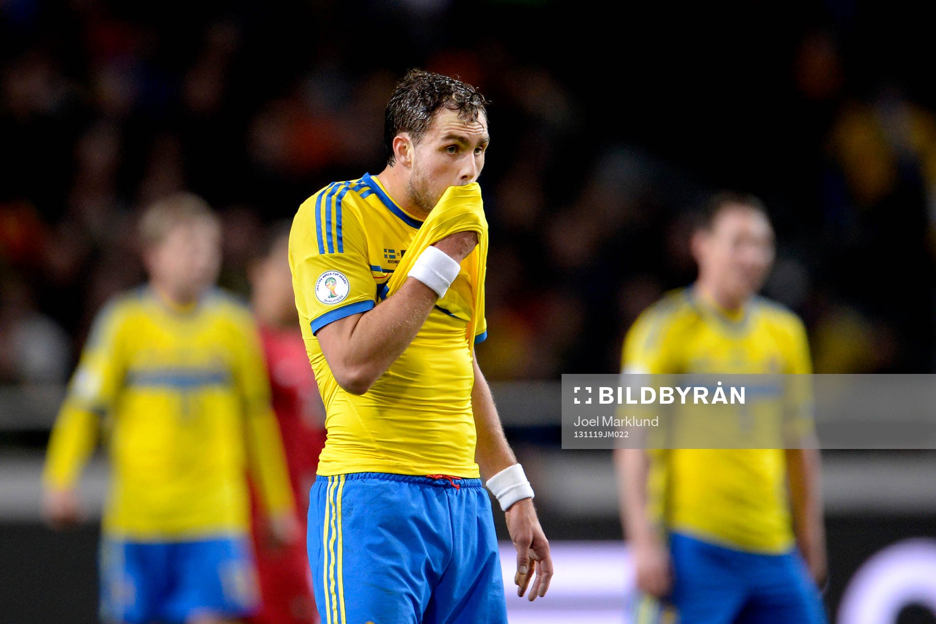 Sveriges Johan Elmander deppar
