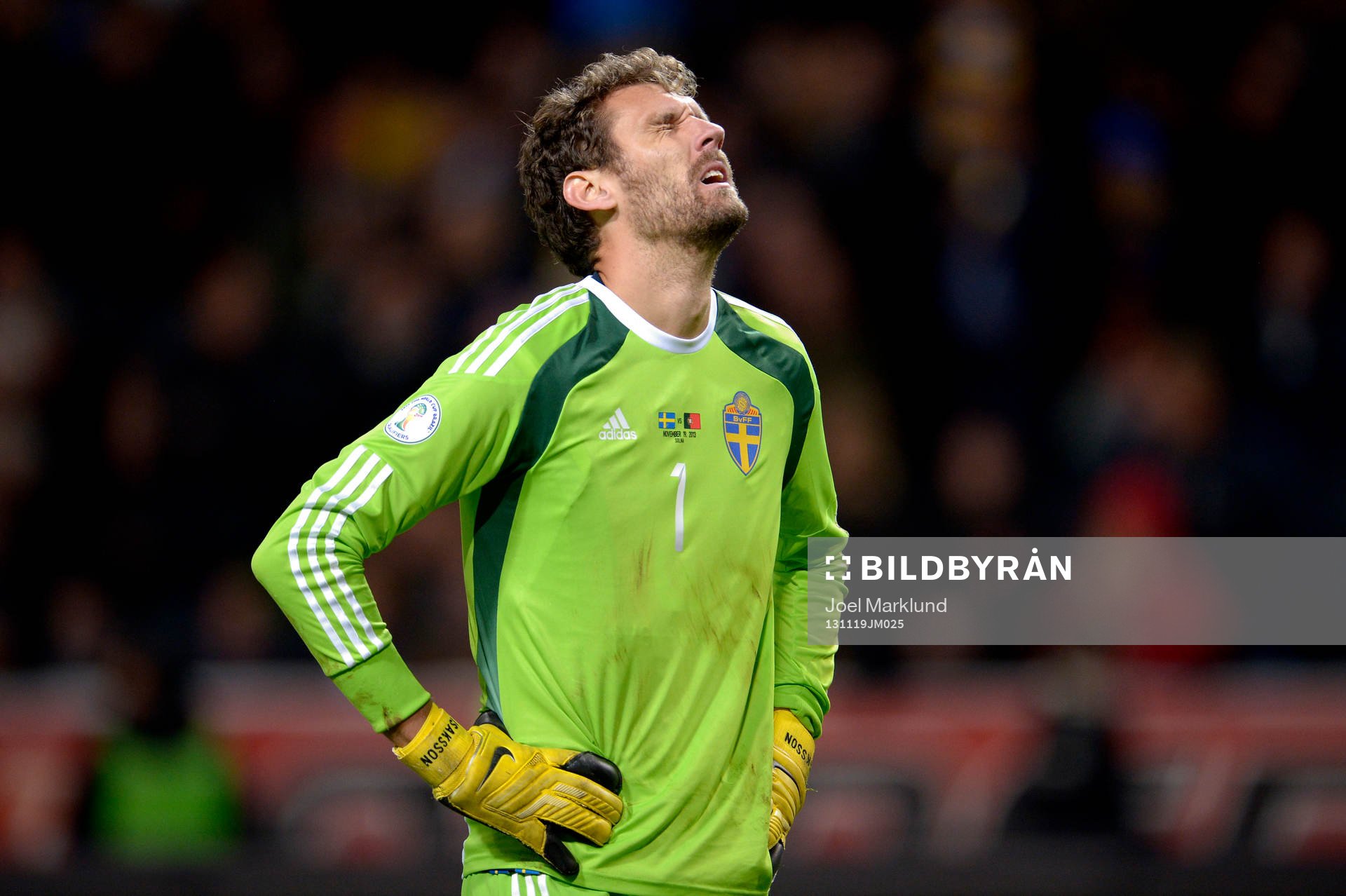 Sveriges målvakt Andreas Isaksson deppar