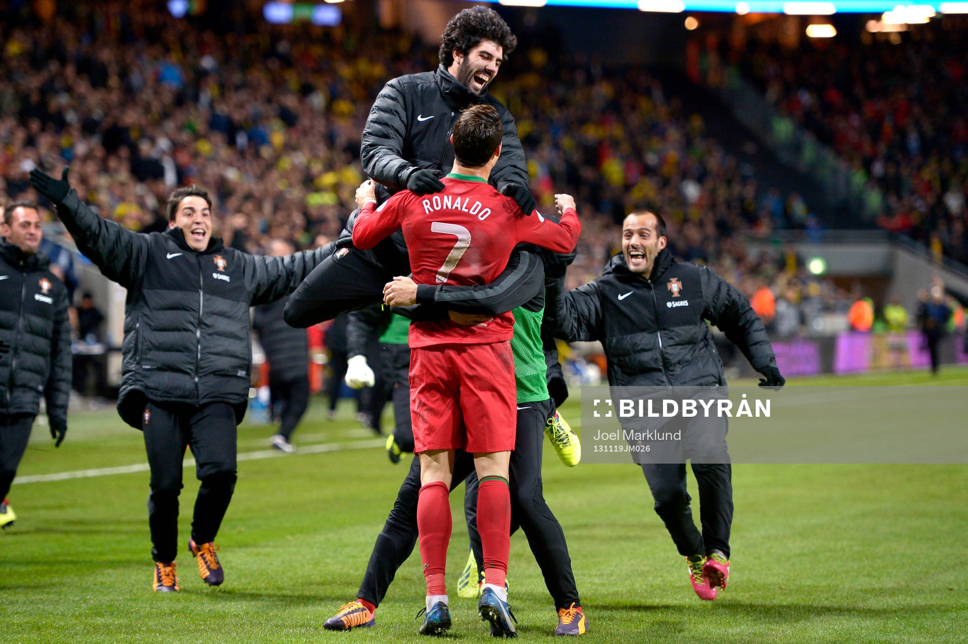 Portugals Cristiano Ronaldo kramas om efter att ha gjort 2-3 under playoff-matchen i VM-kvalet mellan Sverige och Portugal den 19 november 2013 i Stockholm.