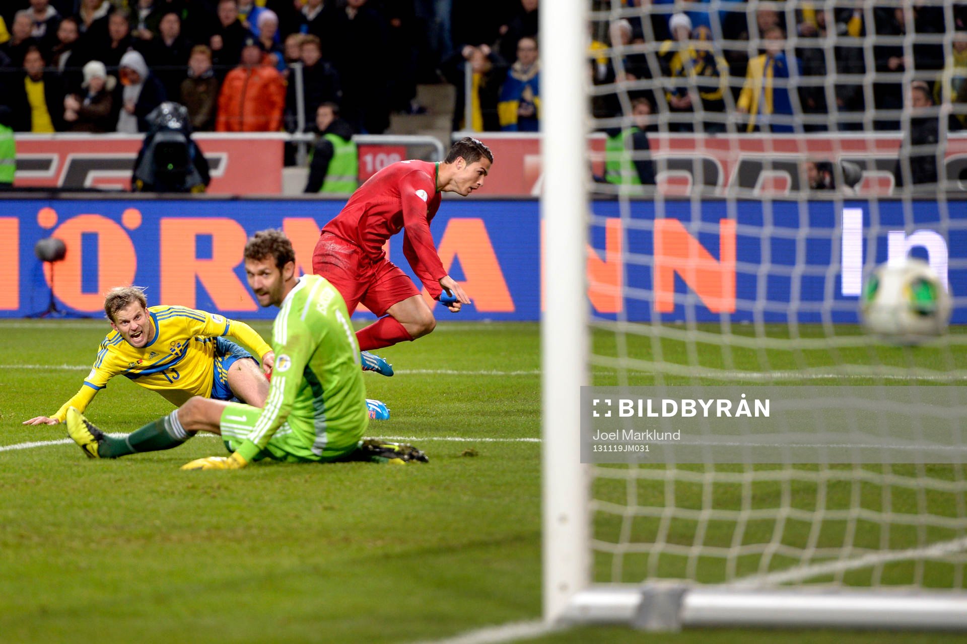 Sveriges Mikael Antonsson och målvakt Andreas Isaksson ser
