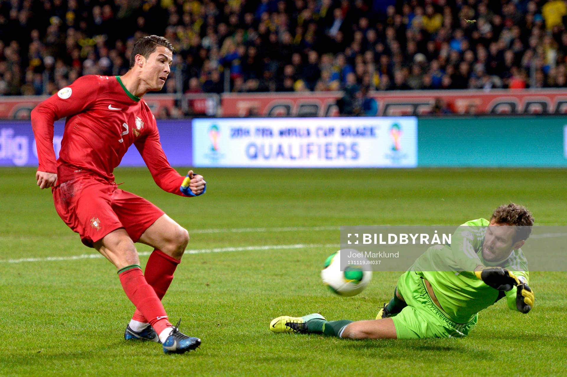 Portugals Cristiano Ronaldo skjuter in 2-3 bakom Sveriges