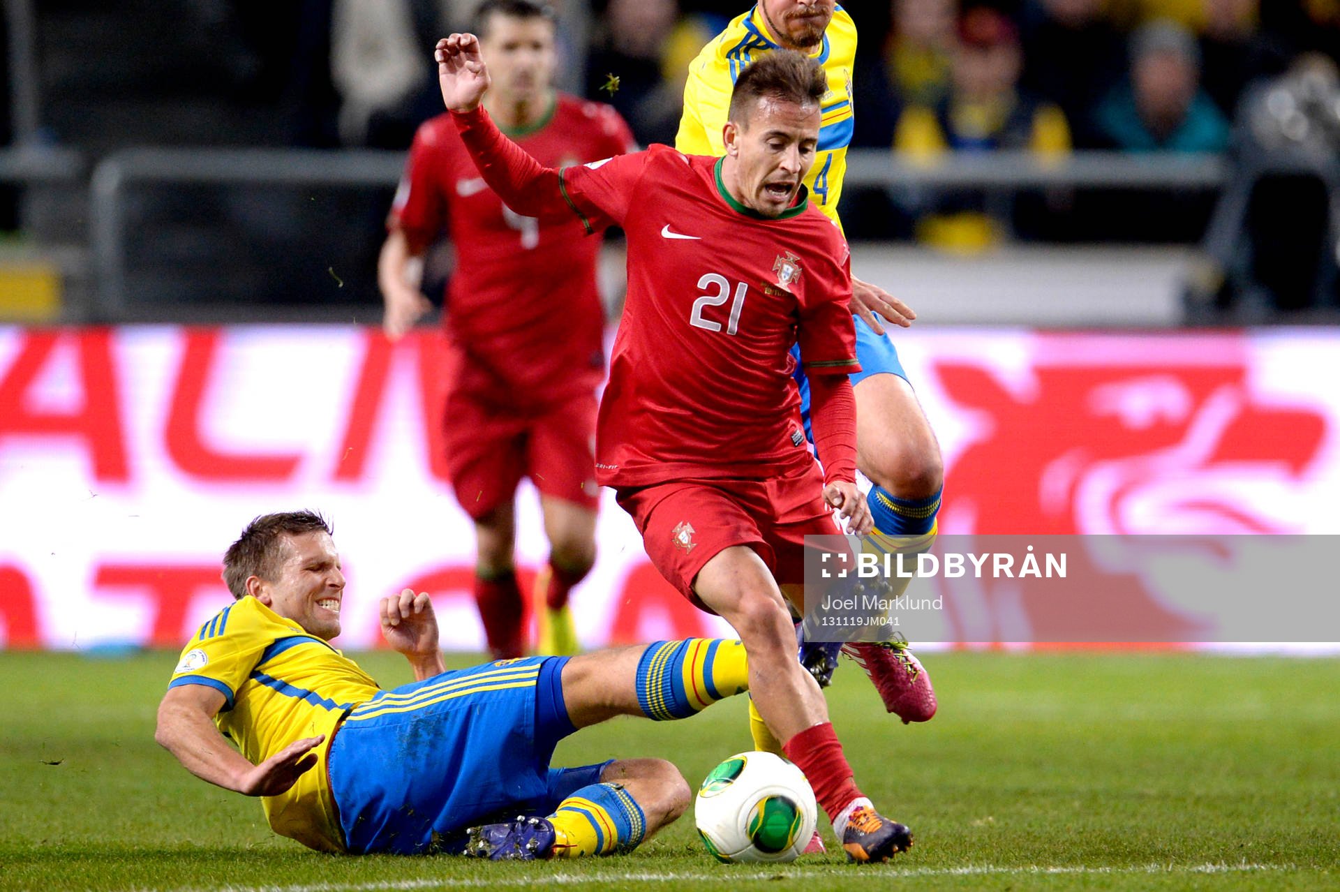 Sveriges Anders Svensson tacklar Portugals Joao Pereira
