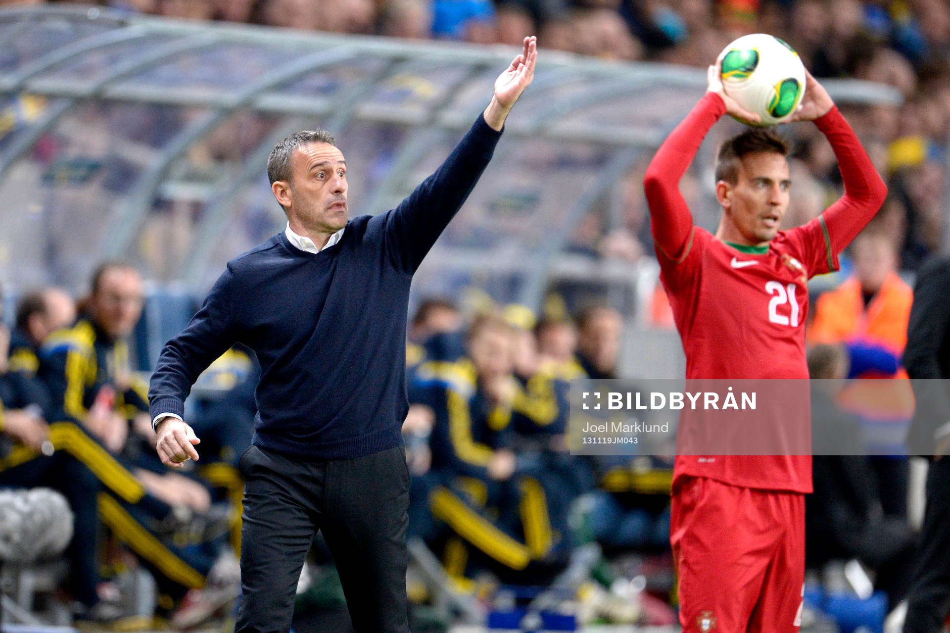 Portugals förbundskapten Paulo Bento gestikulerar under playoff-matchen i VM-kvalet mellan Sverige och Portugal den 19 november 2013 i Stockholm.