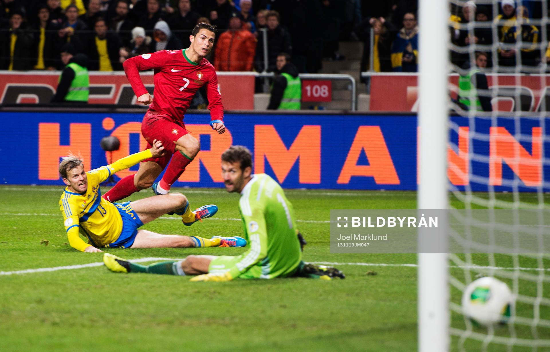 Sveriges Mikael Antonsson och målvakt Andreas Isaksson ser