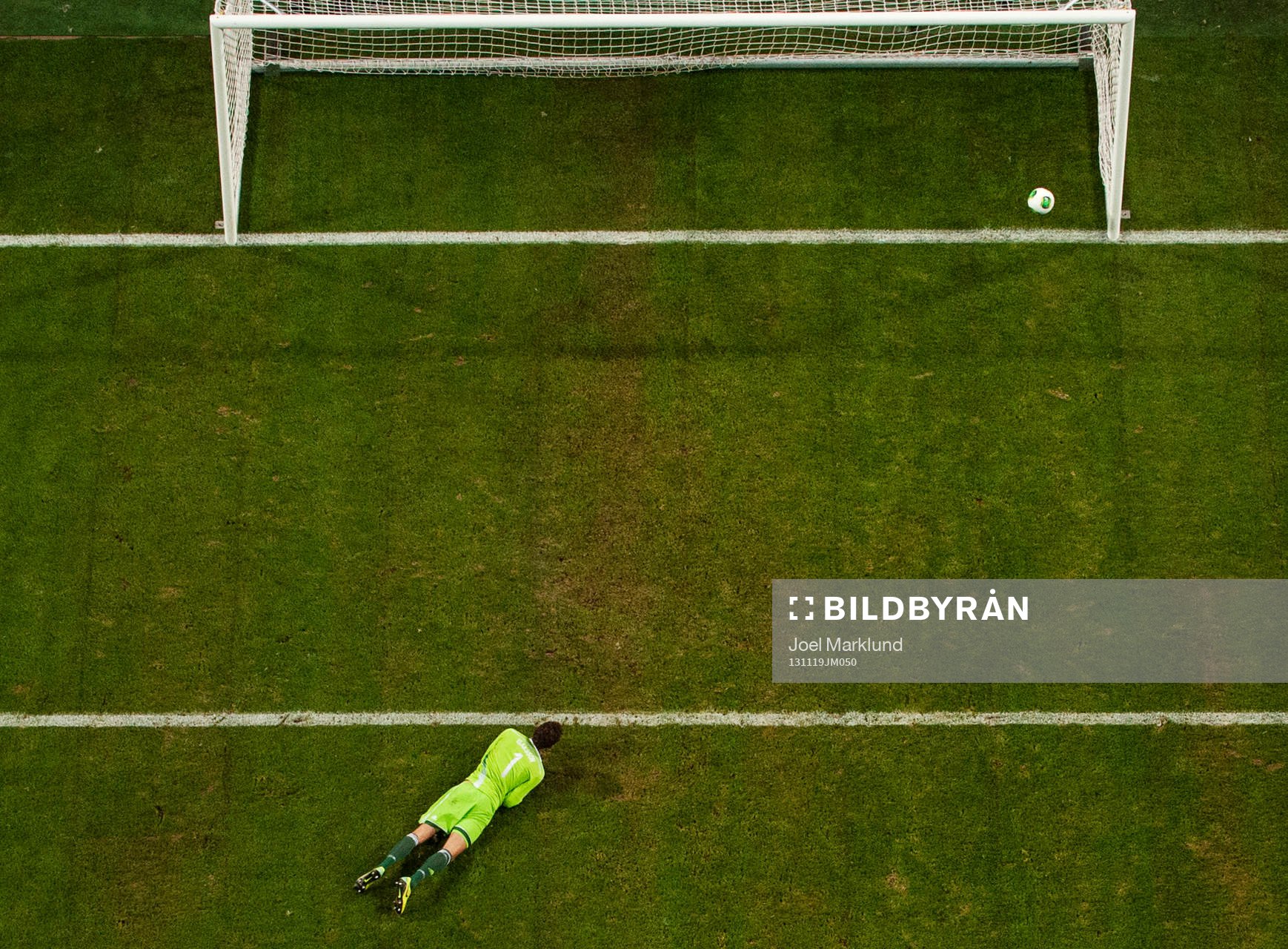 Sveriges målvakt Andreas Isaksson deppar