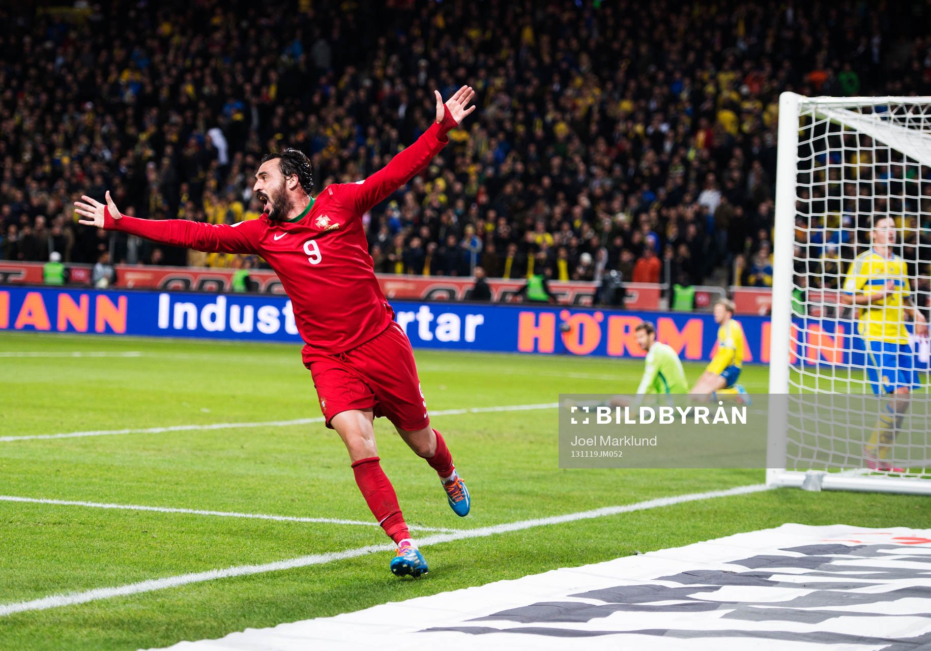 Portugals Hugo Almeida jublar efter att Cristiano Ronaldo (ej i bild) gjort 2-3 under playoff-matchen i VM-kvalet mellan Sverige och Portugal den 19 november 2013 i Stockholm.