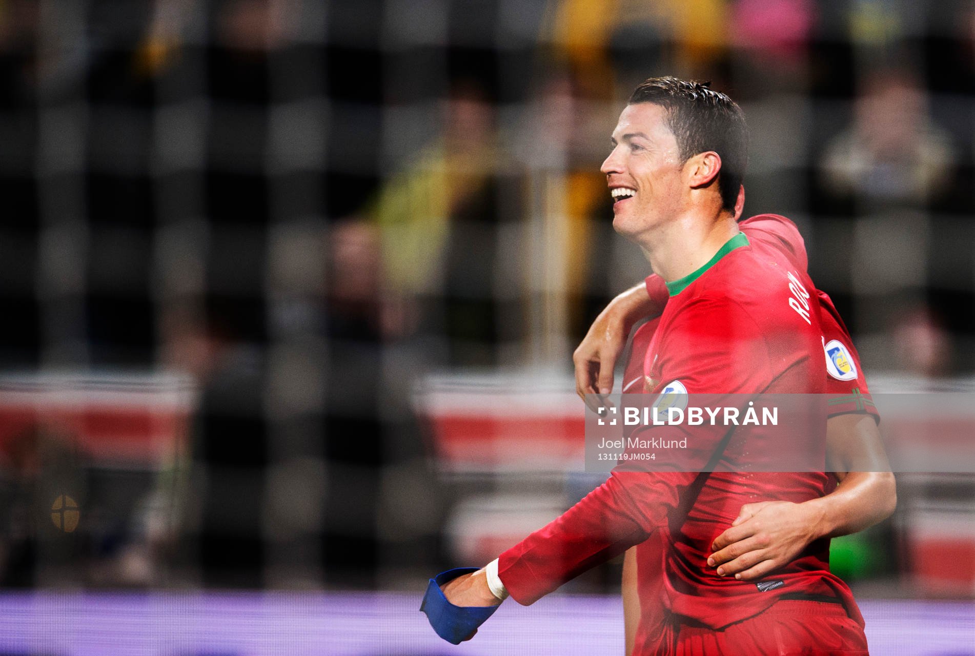 Portugals Cristiano Ronaldo och Miguel Veloso jublar efter 2-2-målet under playoff-matchen i VM-kvalet mellan Sverige och Portugal den 19 november 2013 i Stockholm.