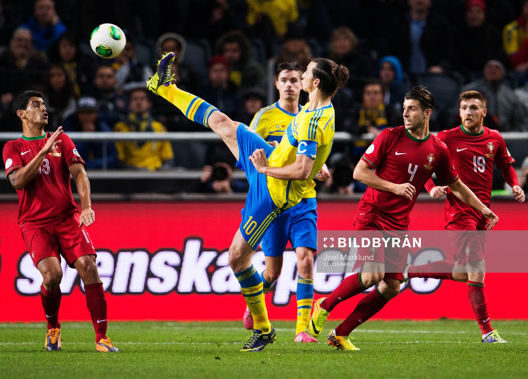 Sveriges Zlatan Ibrahimovic utmanar Portugals Ricardo Costa, Miguel Veloso och Antunes under playoff-matchen i VM-kvalet mellan Sverige och Portugal den 19 november 2013 i Stockholm.