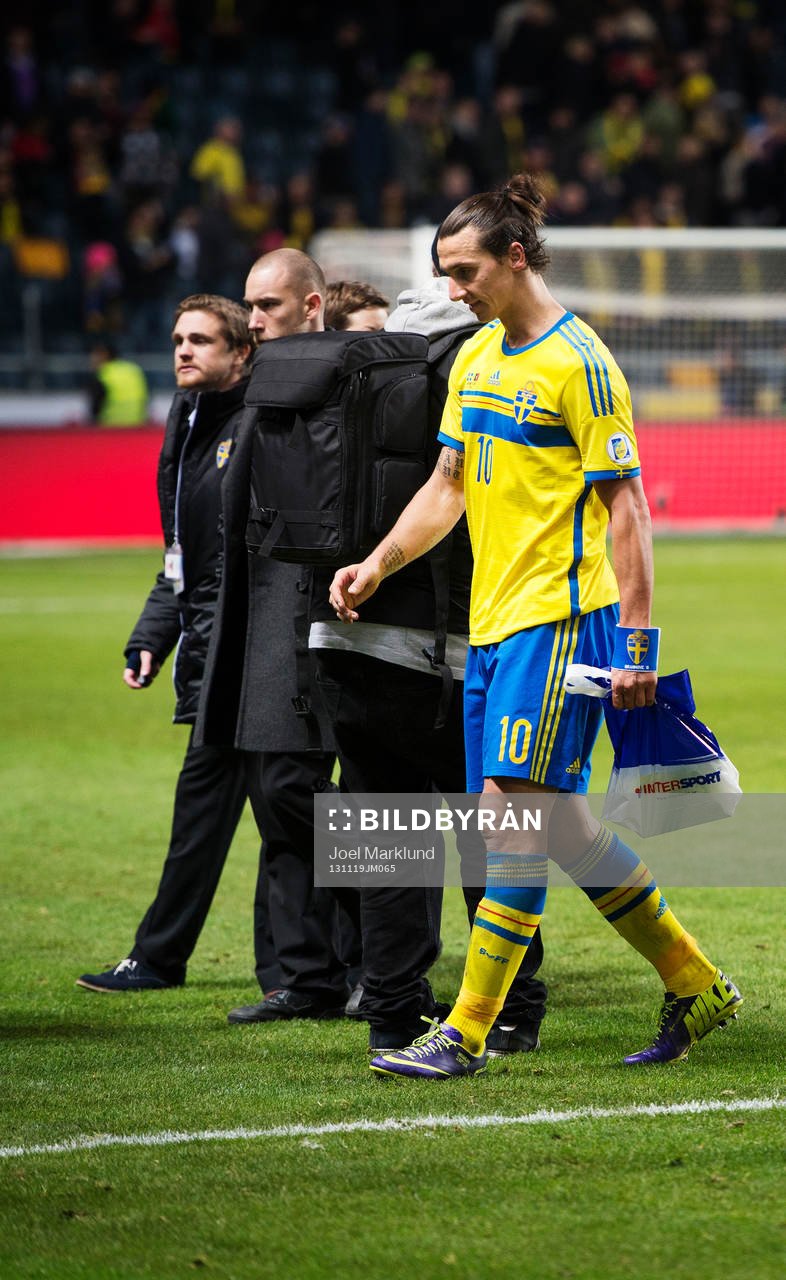 Sveriges Zlatan Ibrahimovic lämnar planen med sitt pris